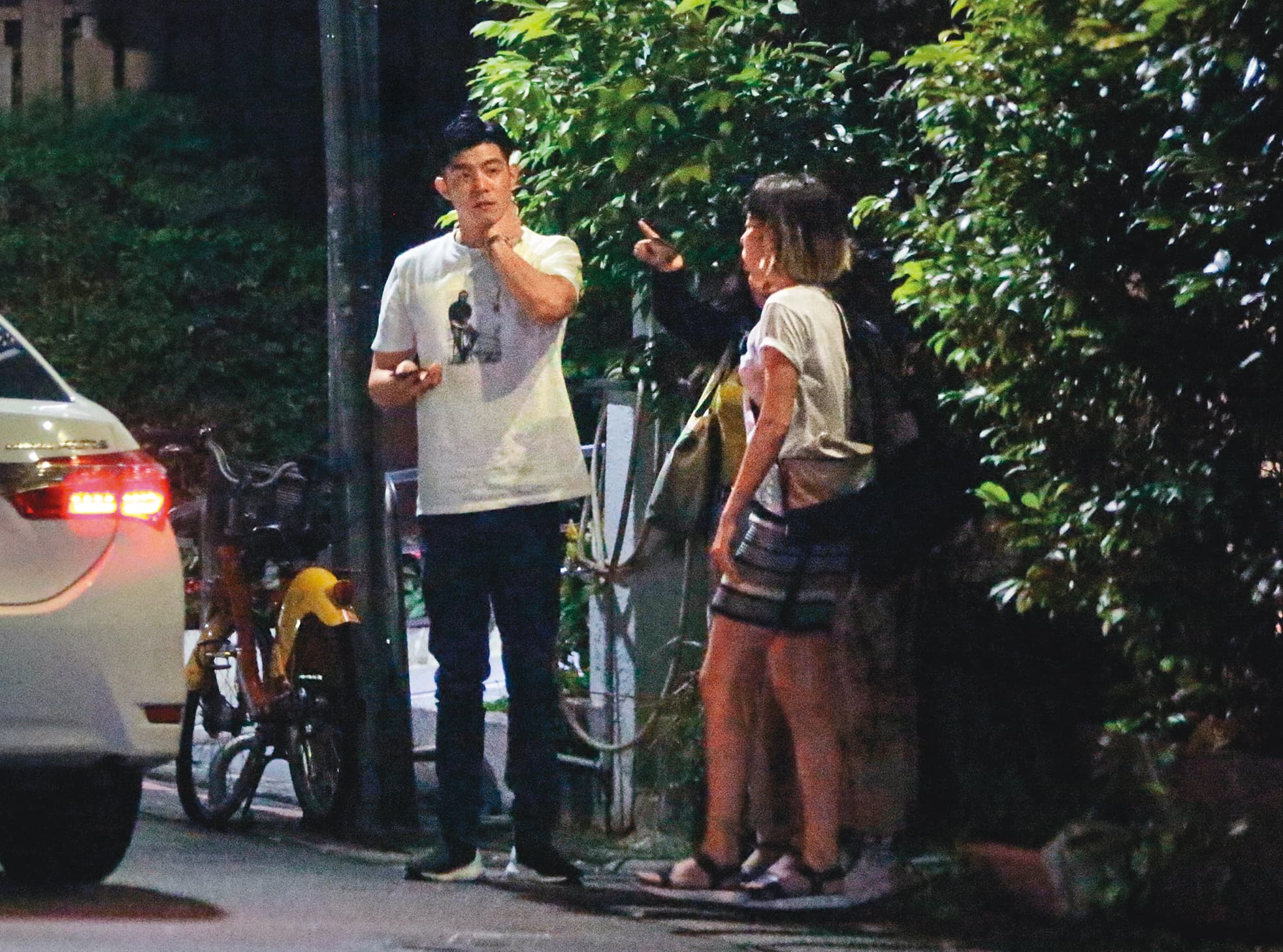 王柏傑（左）也曾出入柯震東一家的酒吧地盤。