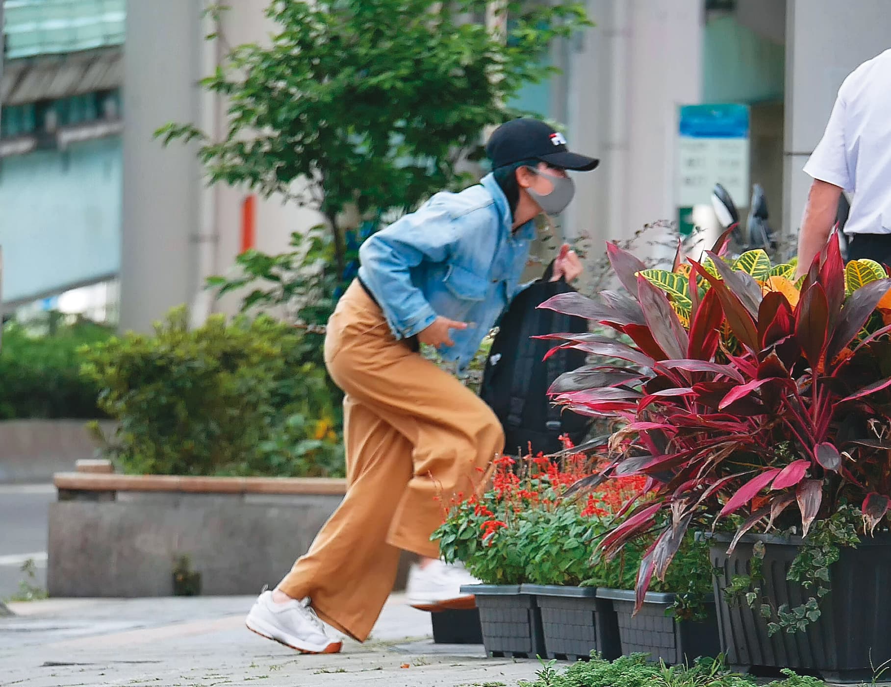 謝忻犯錯之後，宛如過街老鼠，出門躲躲藏藏怕被狗仔拍到。