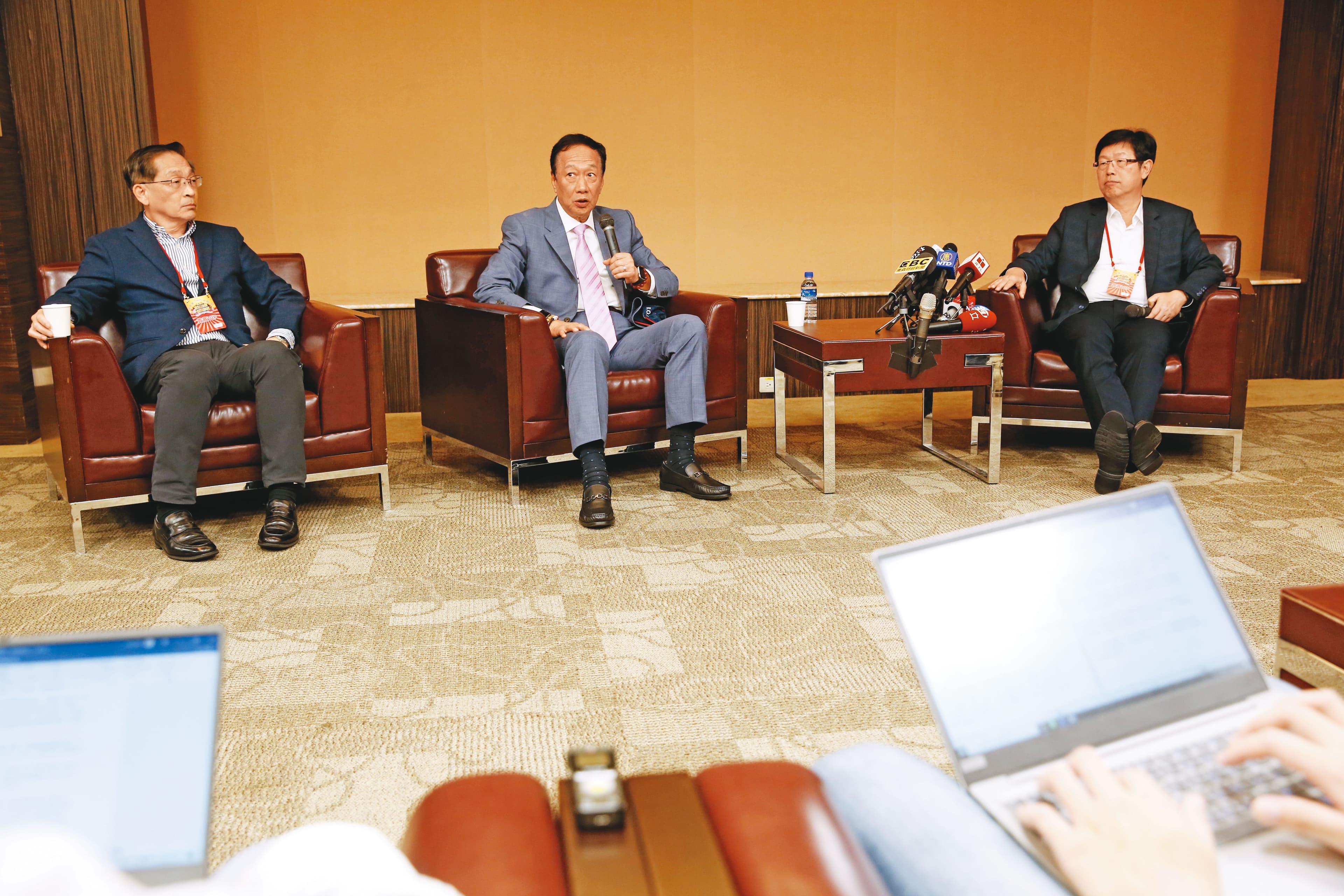 鴻海董事長劉揚偉（右）積極投入電動車市場，除了與法國飛雅特克萊斯勒（FCA）簽訂合資備忘錄之外，又與裕隆宣布合資新公司開發電動車。左為鴻海創辦人郭台銘。