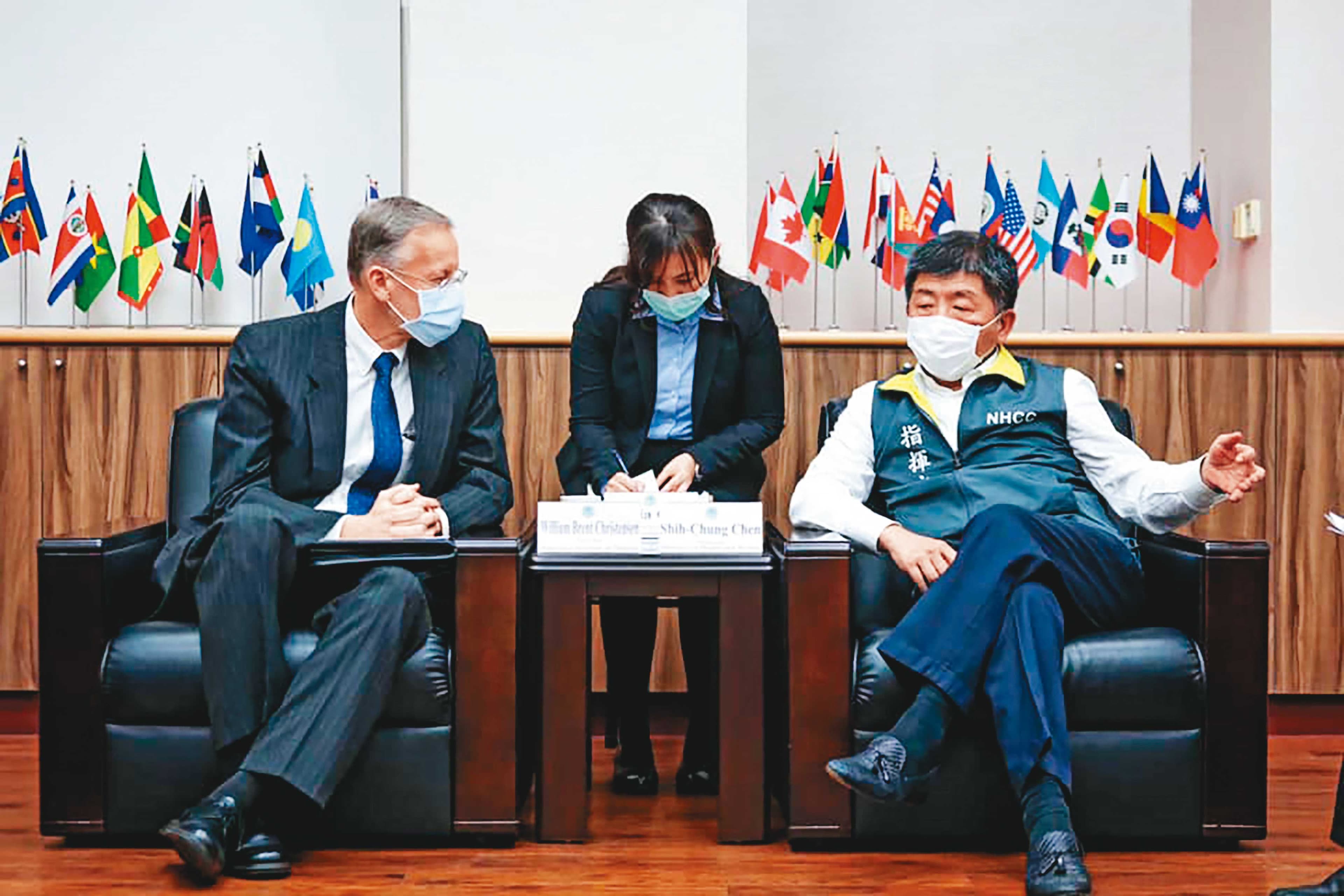 台美共商防疫策略，AIT處長酈英傑（左）於1日拜會中央流行疫情指揮中心指揮官陳時中（右），除當面致謝台灣捐贈口罩，並稱台灣是真朋友、台美合作防疫。（翻譯美國在台協會臉書）