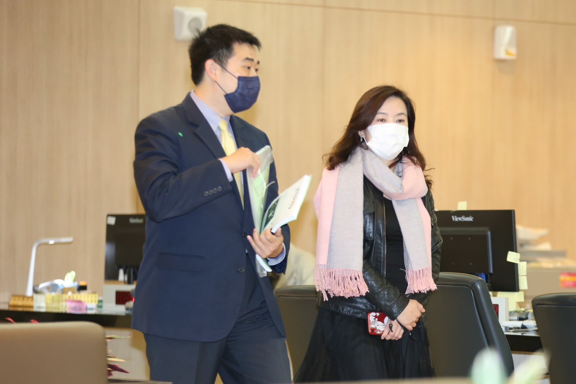 王淺秋（右）今嗆罷韓團體選輸就翻桌是「博歹筊」（台語意：詐賭）。