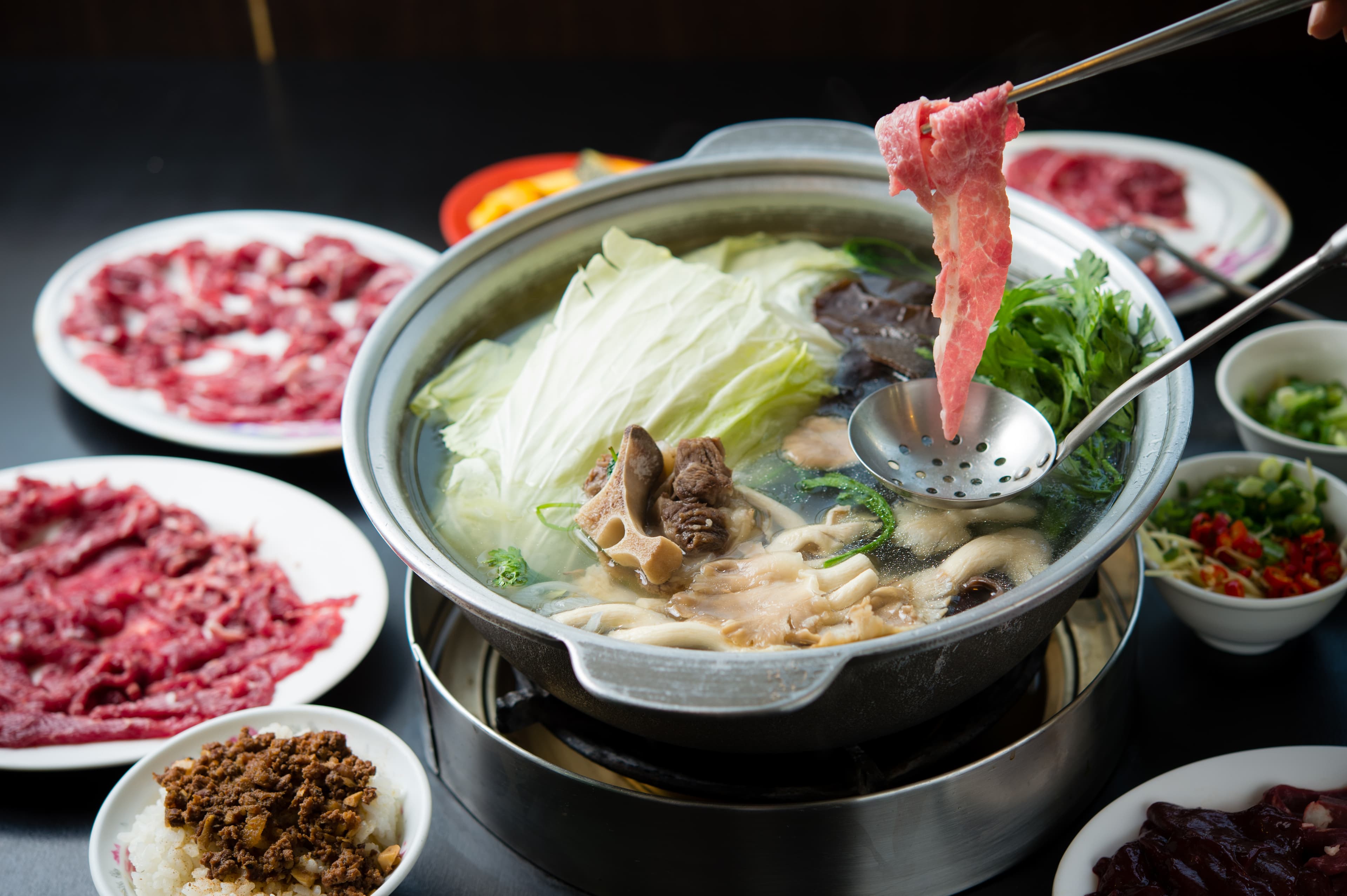 「三大牛肉火鍋」湯清肉鮮，涮五秒即可撈起。（牛尾鍋650元／鍋）