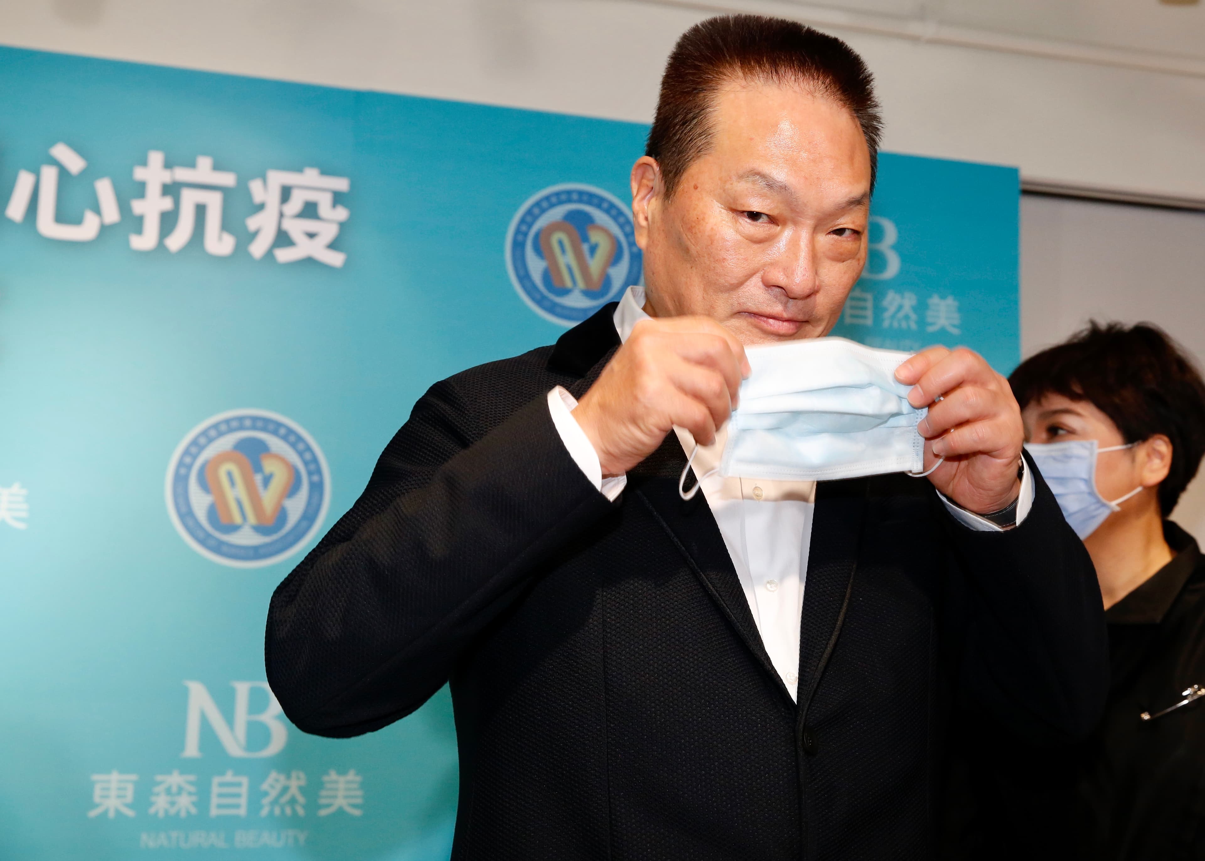 東森集團總裁王令麟代表東森集團提供自家自然美護膚品，為第一線醫護警消人員打氣。