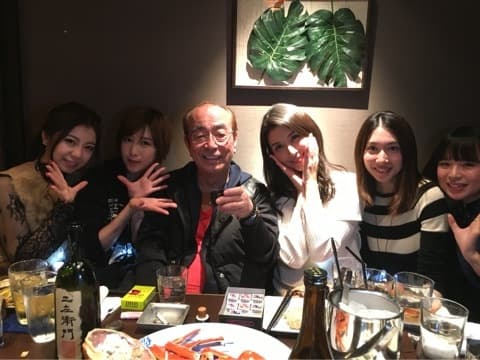 志村健喜歡和一群人熱鬧喝酒聚會，每週酒錢可以花掉上百萬元日幣。（翻攝自志村健Ameba網站）