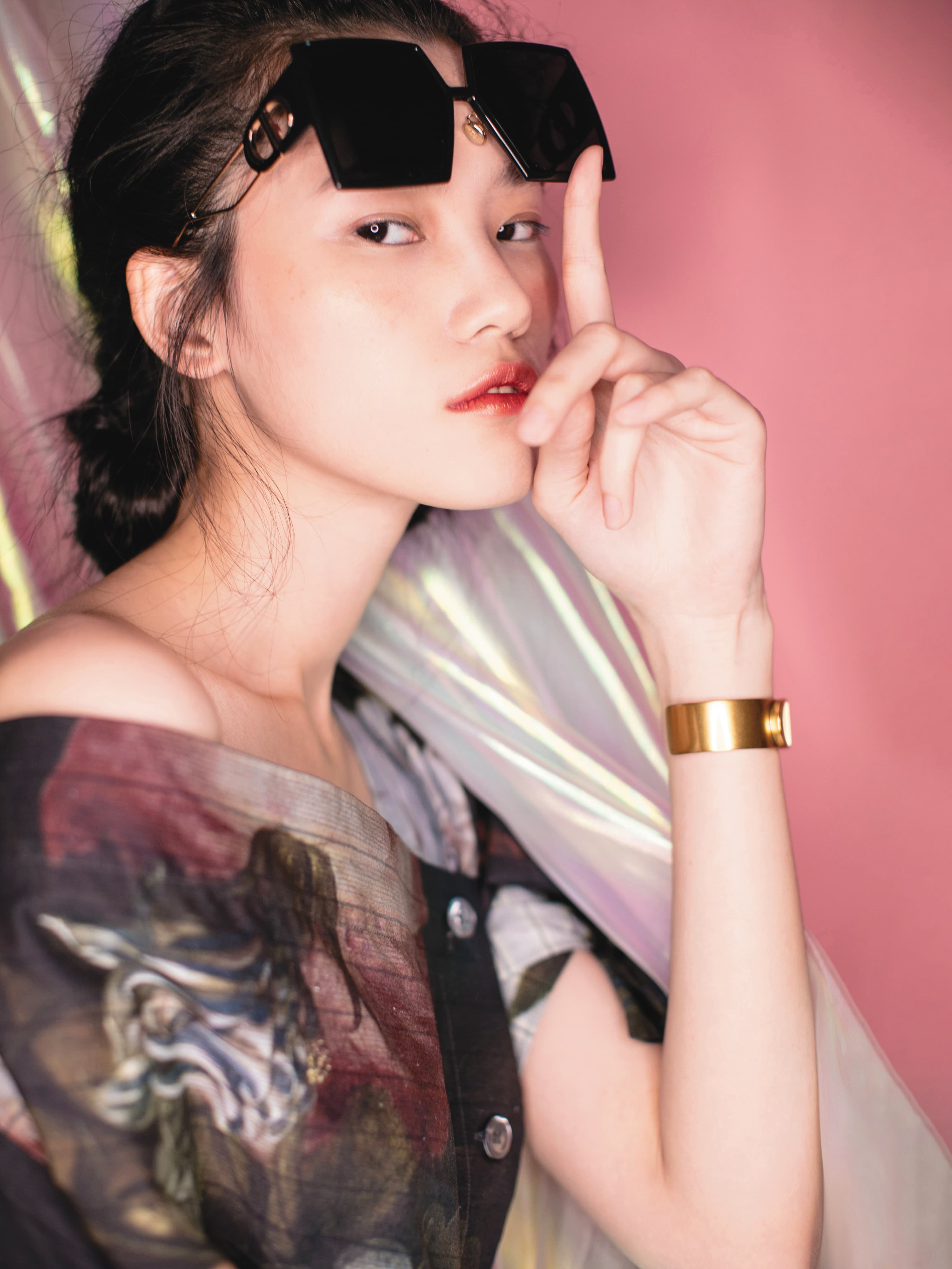 印花洋裝 NT$57,100 by Vivienne Westwood、30 Montaigne黑色寬版方框墨鏡 NT$17,200 by Dior、30 Montaigne仿舊金色手鐲 NT$19,500 by Dior。