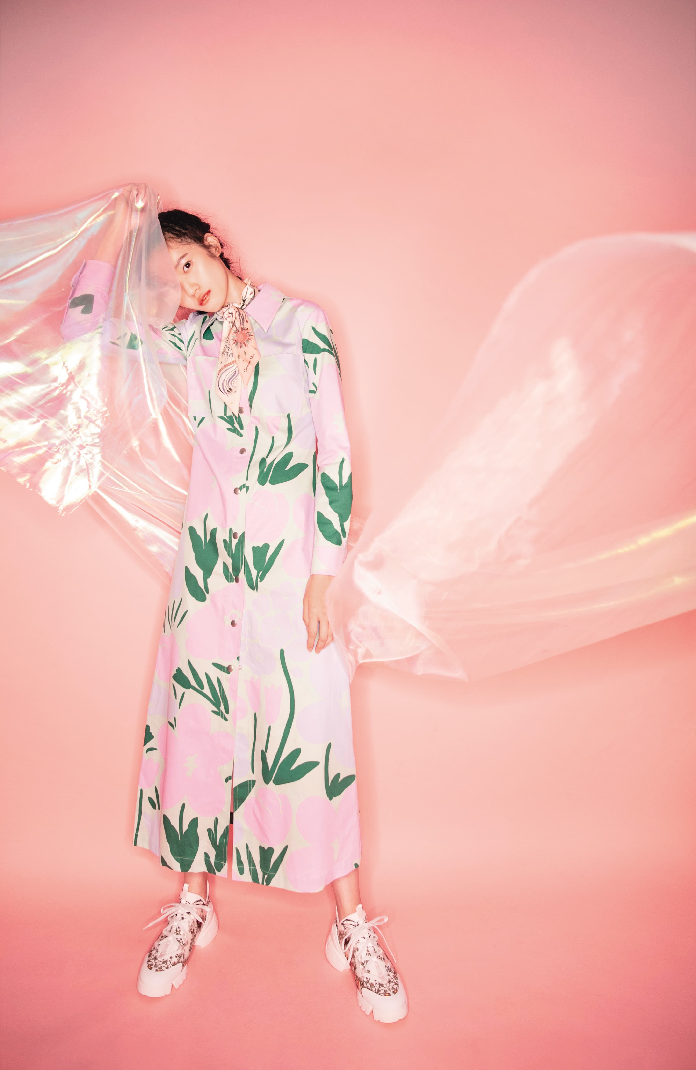 印花襯衫式洋裝 NT$16,490 by Marimekko、D-Connect白底野生薊印花橡膠運動鞋 NT$36,000 by Dior、Mitzah Dior Jardin de L'aube粉色斜紋絲巾 NT$8,000 by Dior。