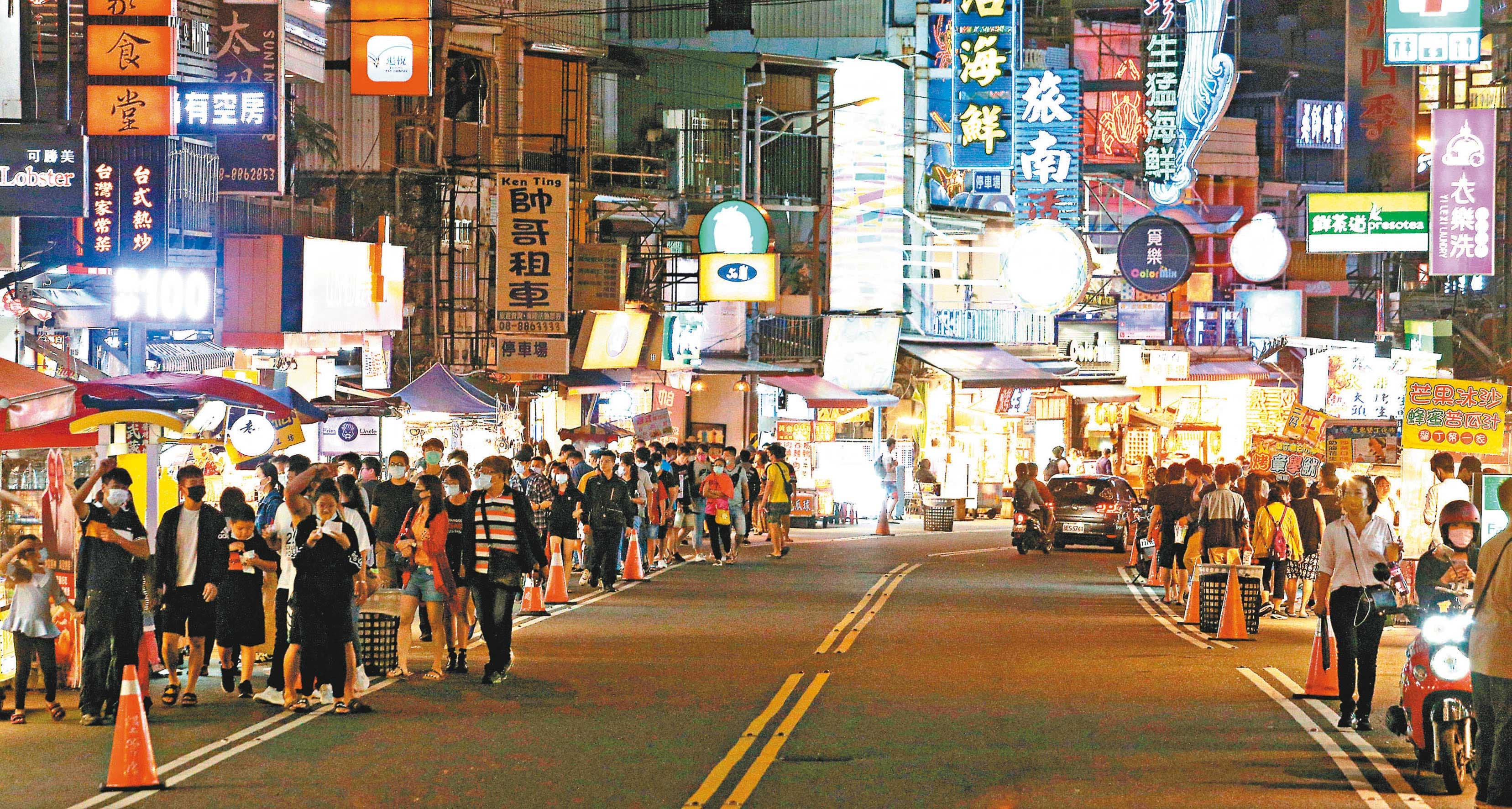 清明連假期間，台灣不少民眾無懼疫情出門遊玩，景點擠滿觀光客。圖為墾丁大街上的人潮。（聯合知識庫）