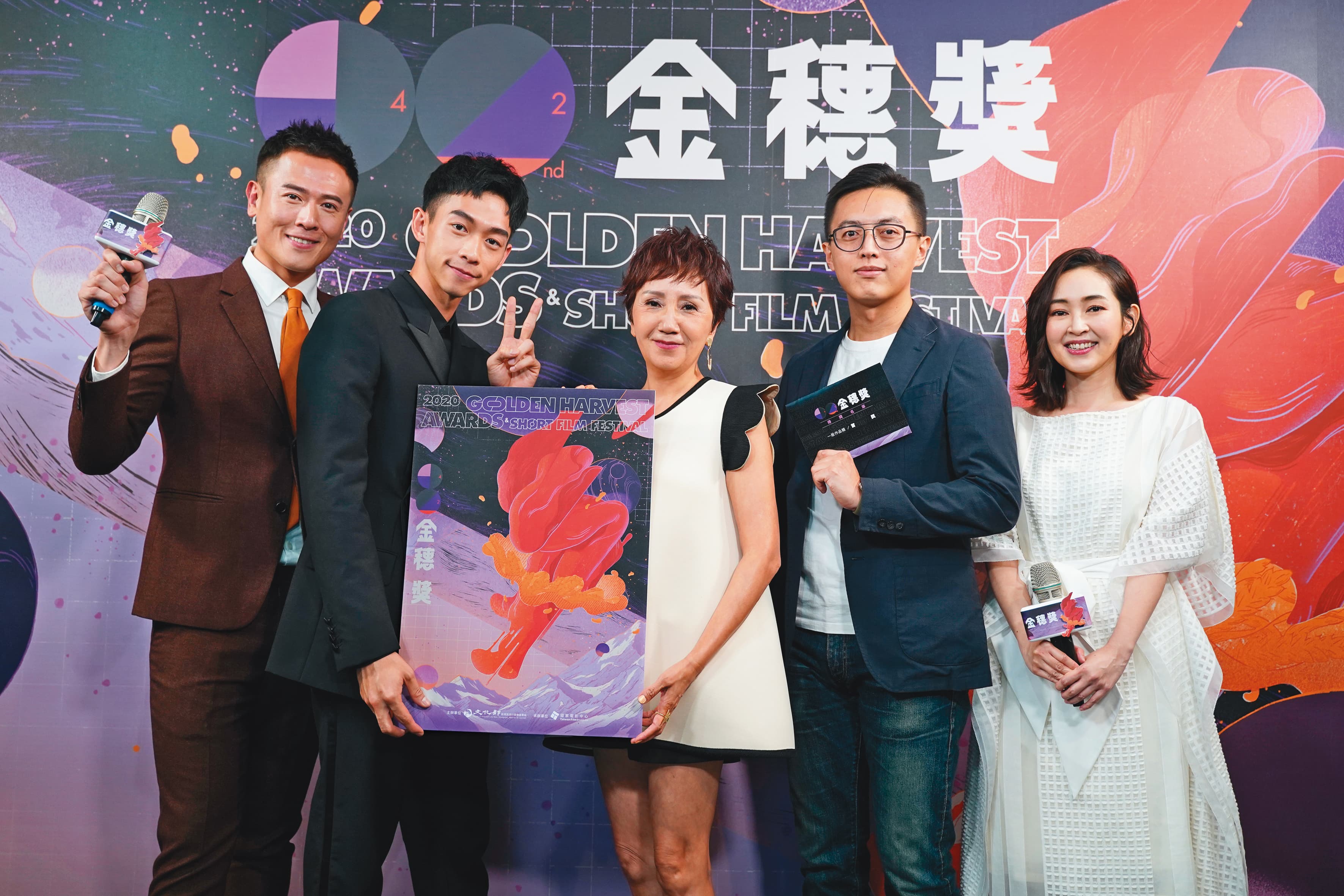 今年金穗獎線上直播由楊達敬（左一）和蔡燦得（右一）四度主持，活動大使王可元（左二）、陸弈靜（中）和評審團主席林君陽也出席。（國家電影中心提供）