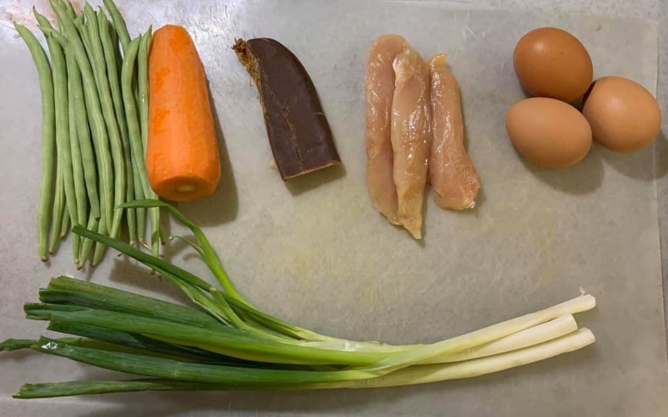 炒飯的基本材料，還用上許多過年剩下的食材，也算是一種清冰箱料理。