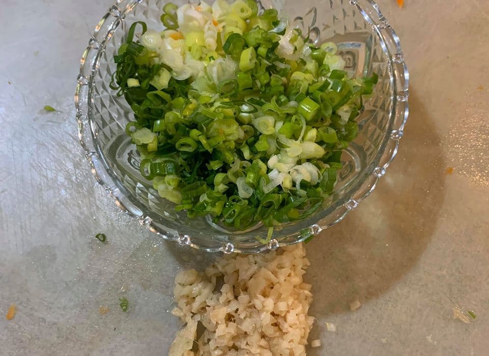 青蔥與生姜也細細切妥。