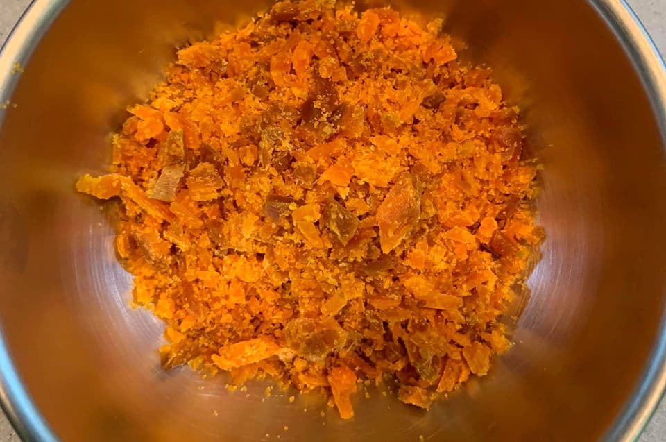 過年時沒吃完的烏魚子，撕去薄膜後細切成這般大小。