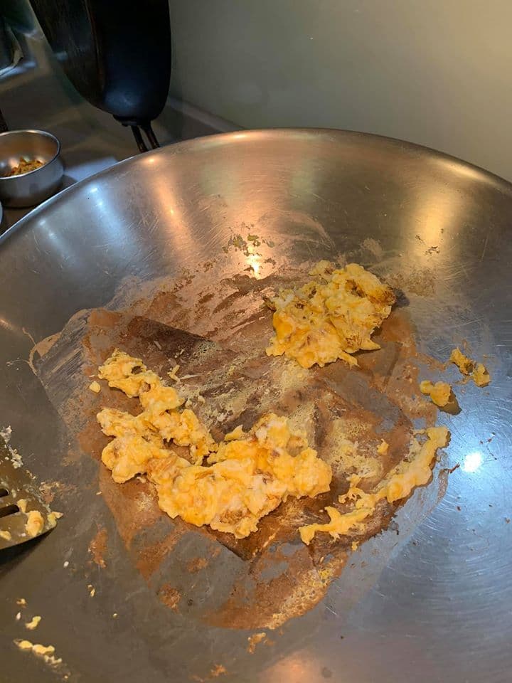開始炒散雞蛋。