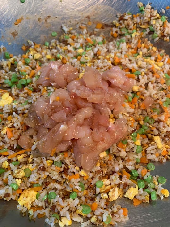 醃過的雞粒很快熟，是在最後階段才加入。