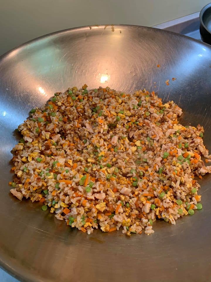 食材全下之後，繼續拌炒一會兒，香噴噴的「雞粒烏魚子蛋炒飯」就可以起鍋了。