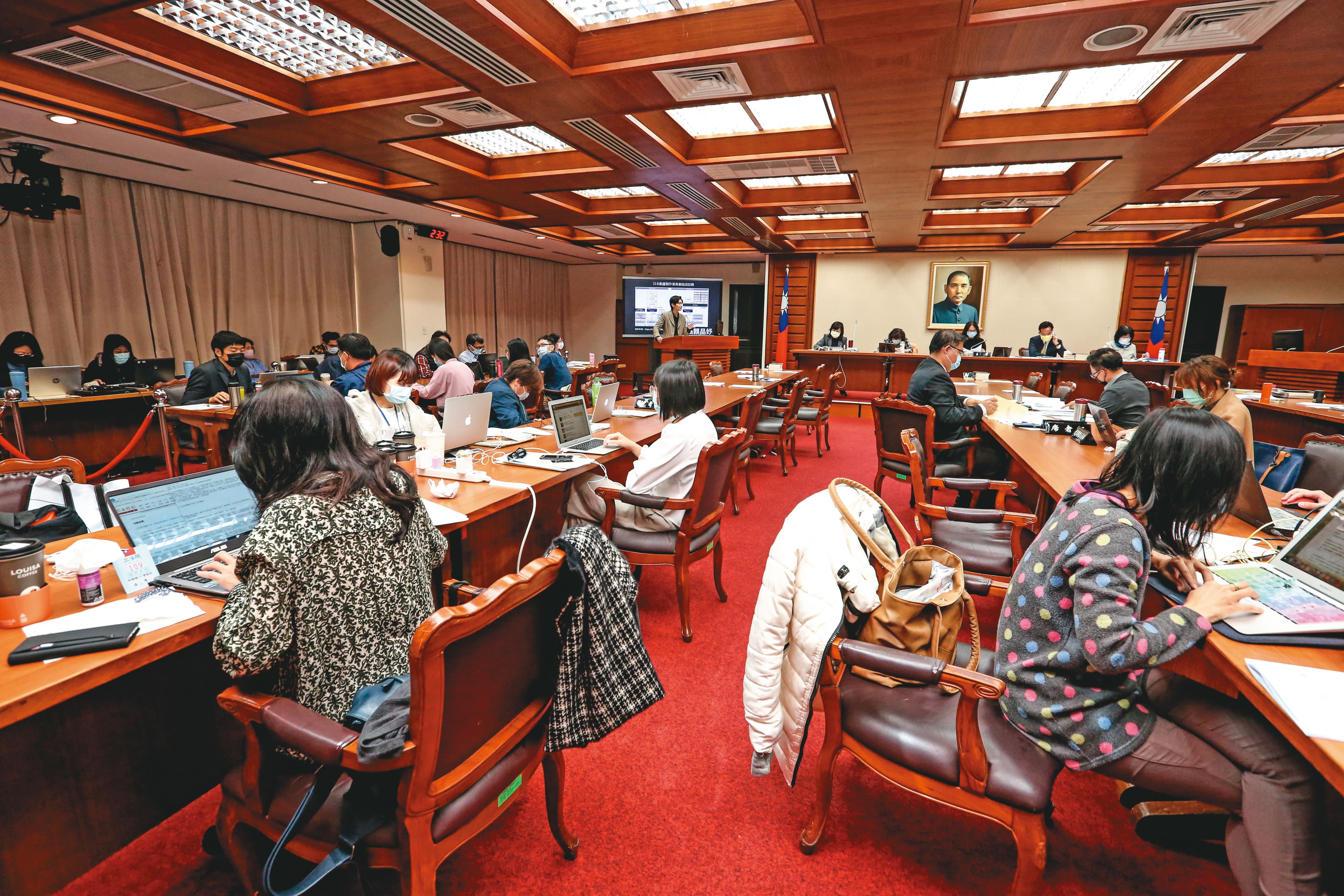 立法院內雖然常常張貼宣導防範性騷擾的文宣貼紙，但仍傳出暗藏性騷擾慣犯。
