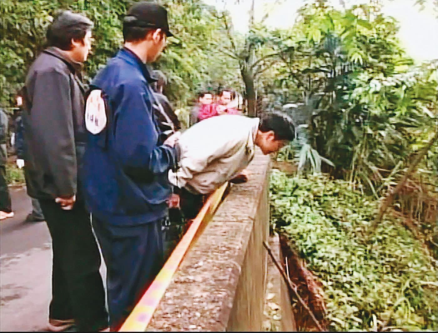 趙男帶警方回到棄屍現場，還原犯案過程。（東森新聞提供）