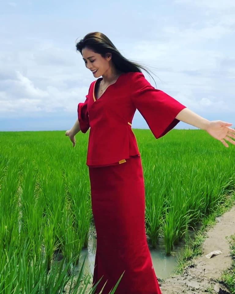 才華洋溢的空服員辛干即使穿著防護裝備仍擋不住仙氣，被網友挖出粉專。（翻攝「空姐的華麗冒險」粉專）