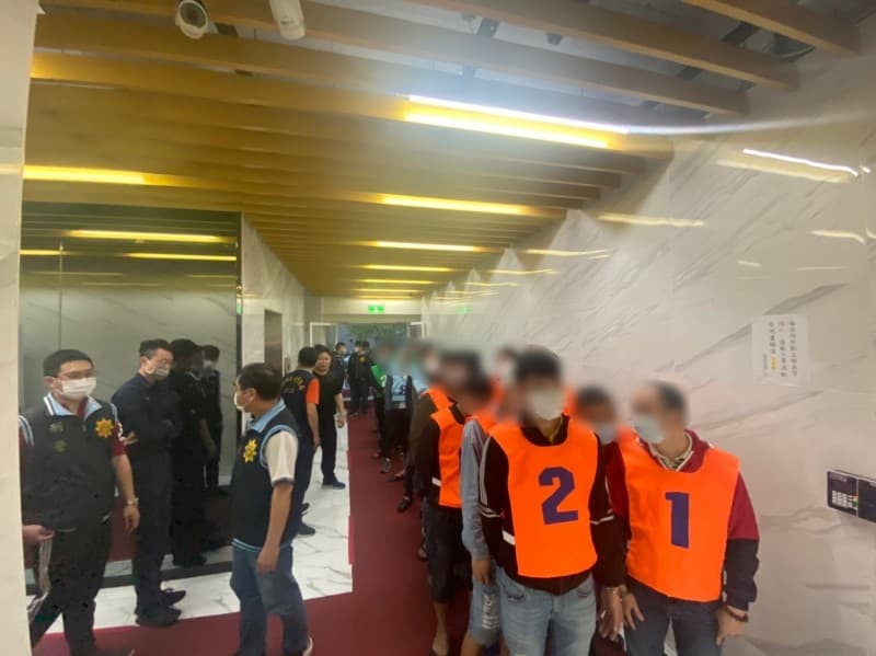 聚賭的移工們被警方送辦。（翻攝畫面）