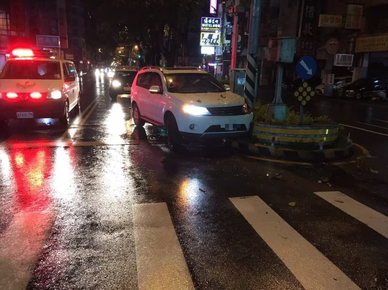 剩3個輪胎還繼續衝撞，最後車子嚴重毀損，才停下。（讀者提供）