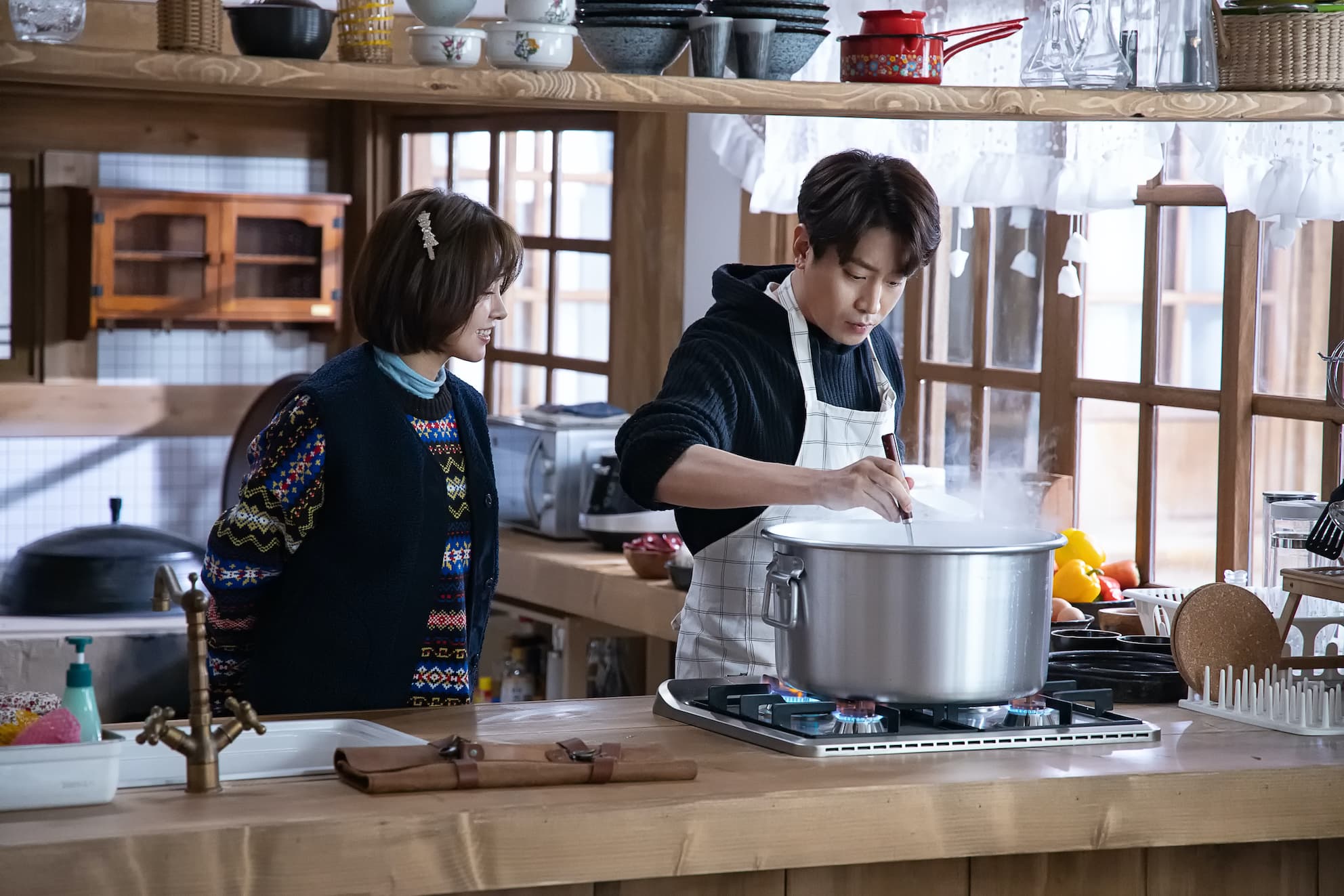 《怪咖！文主廚》女主角高媛熙稱讚Eric料理手藝精湛，甚至贏過專業廚師。（friDay影音提供）