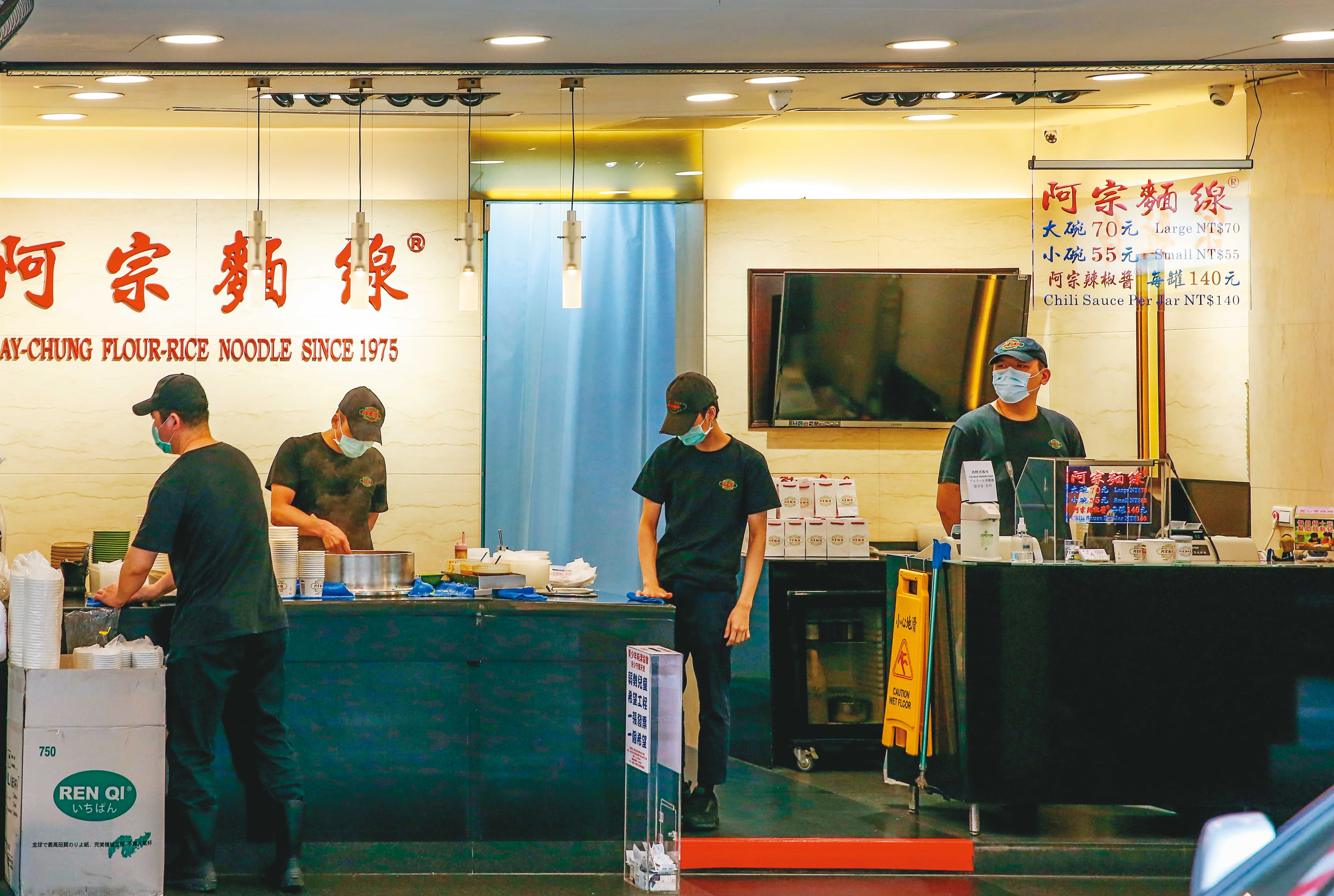 過往排隊人龍擠到路上的西門町知名店家「阿宗麵線」，如今盛況不再，連店員都閒到無所適從。