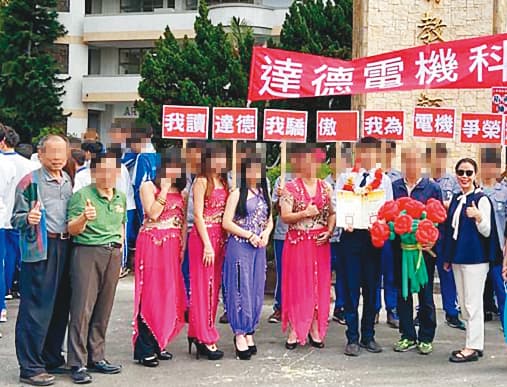 達德商工另一名師鐸獎得主黃姓實習主任(前左1)也遭控替校長外甥護航。前排右1為校長許維純。（翻攝達德商工臉書）