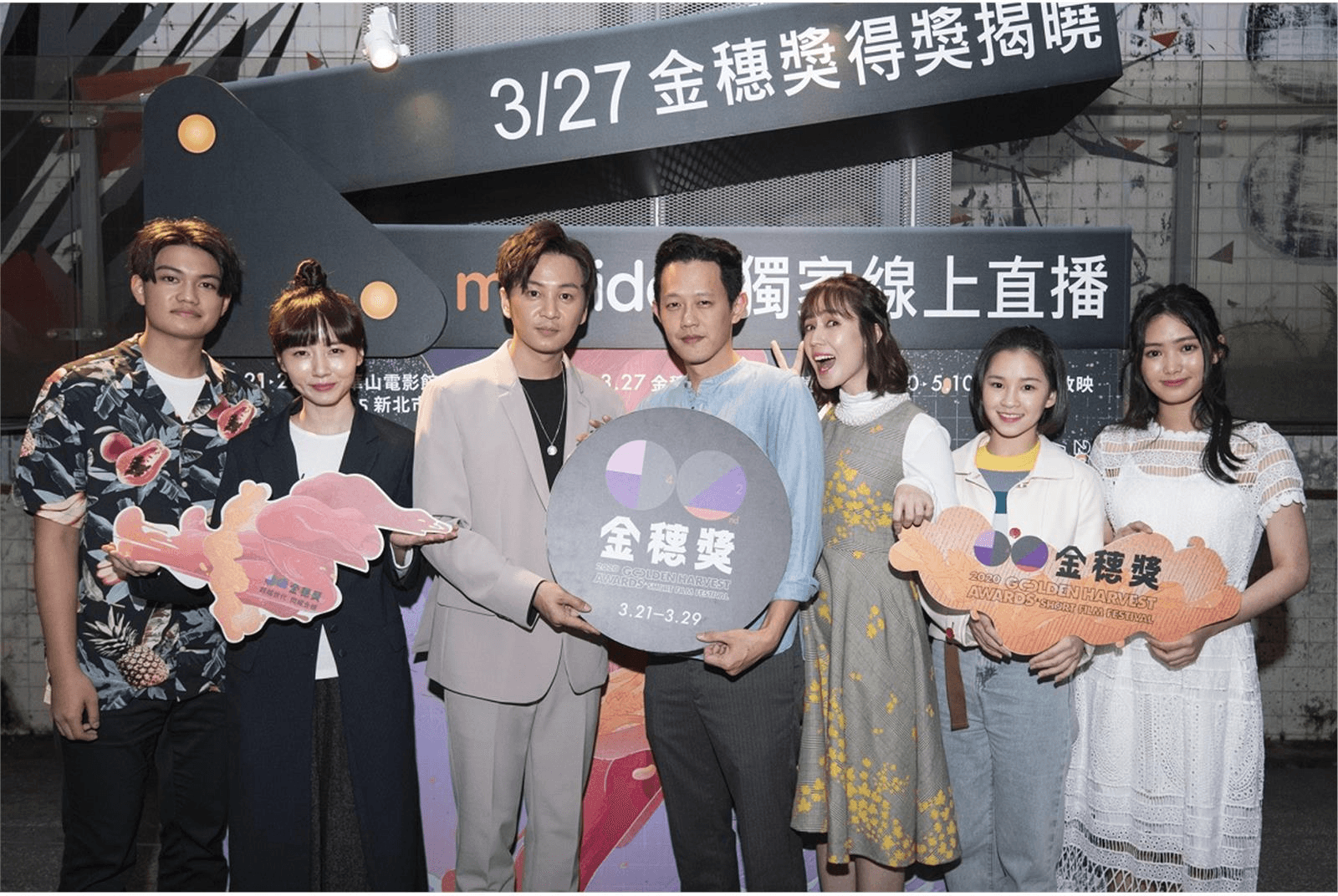 自金穗獎脫穎而出的導演莊絢維（左四），新作《76号恐怖書店之恐懼罐頭》獲選為開幕片，他也率眾演員一起出席活動。 （ 七十六号原子提供）