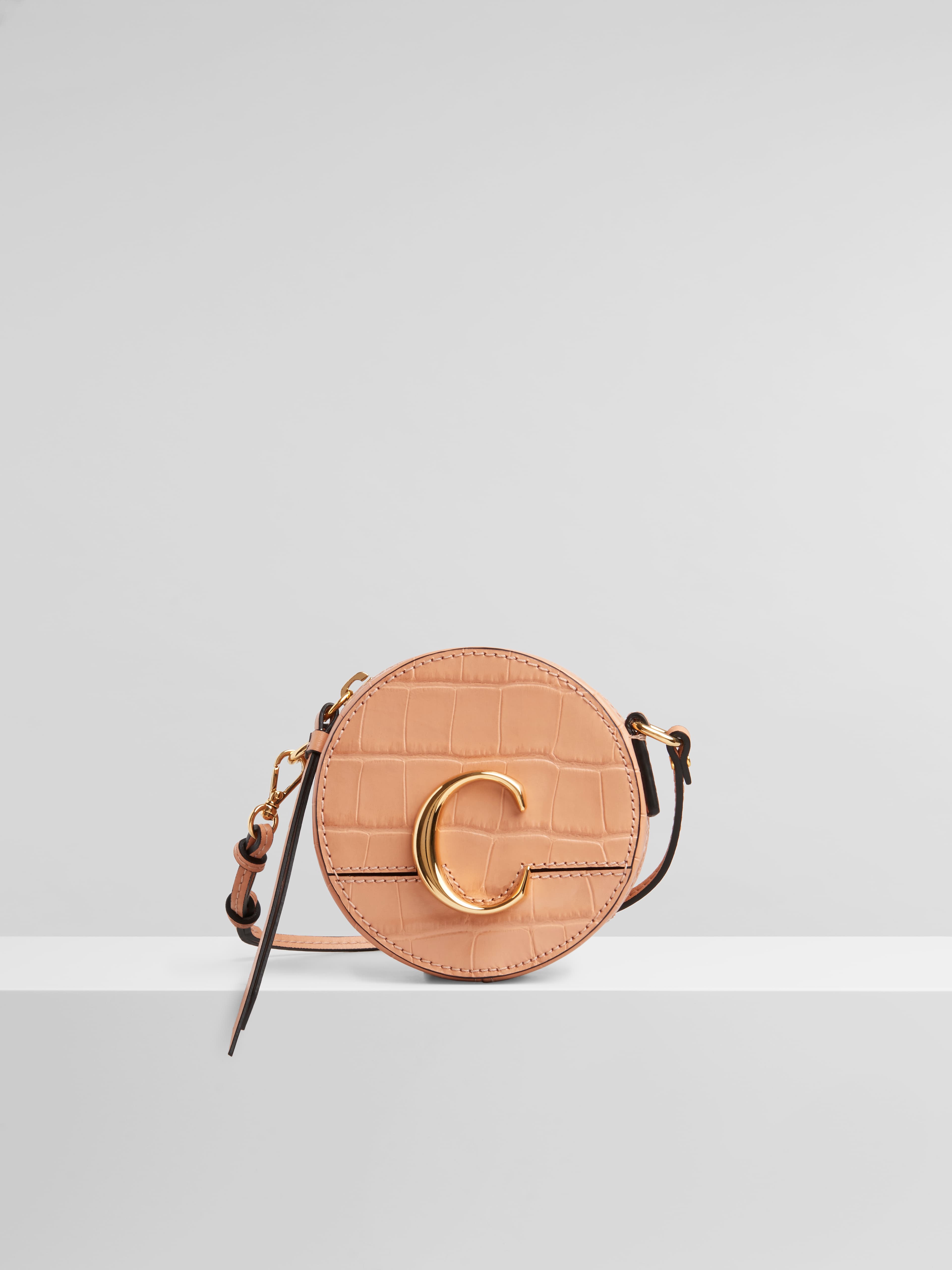 Chloé C奶橘色鱷魚皮壓紋迷你小圓包。NT$17,000（Chloé提供）