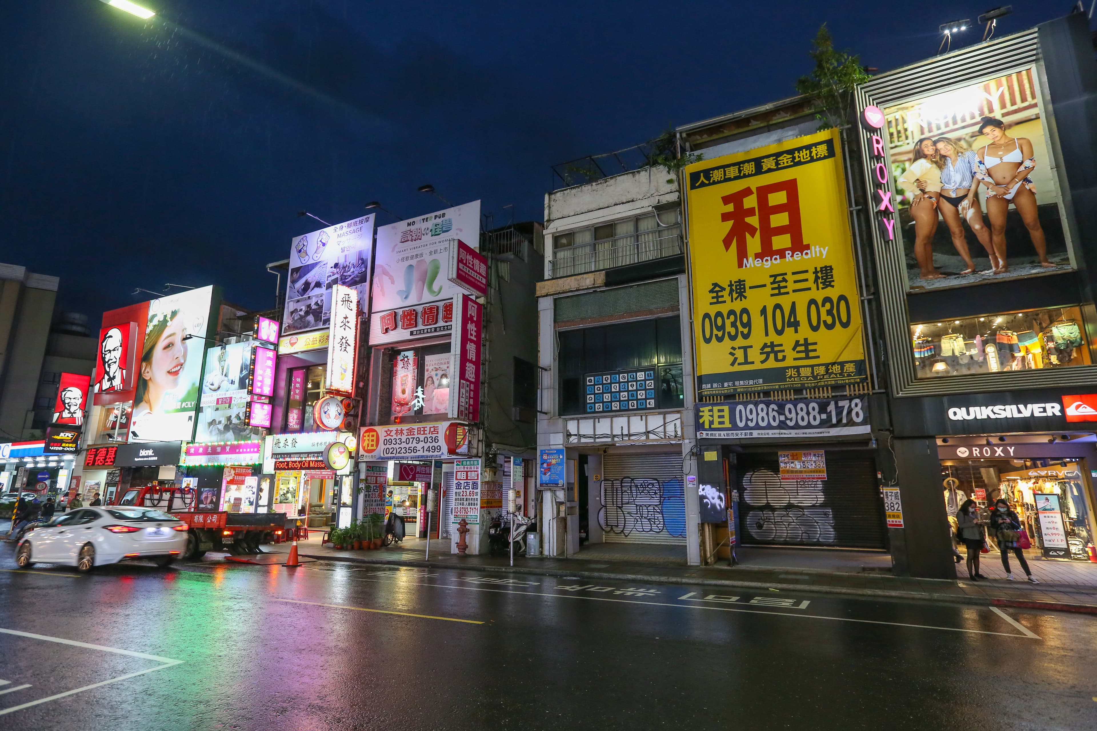 士林夜市商圈大路旁的透天店面乏人問津，斗大的招租布幕格外顯眼。