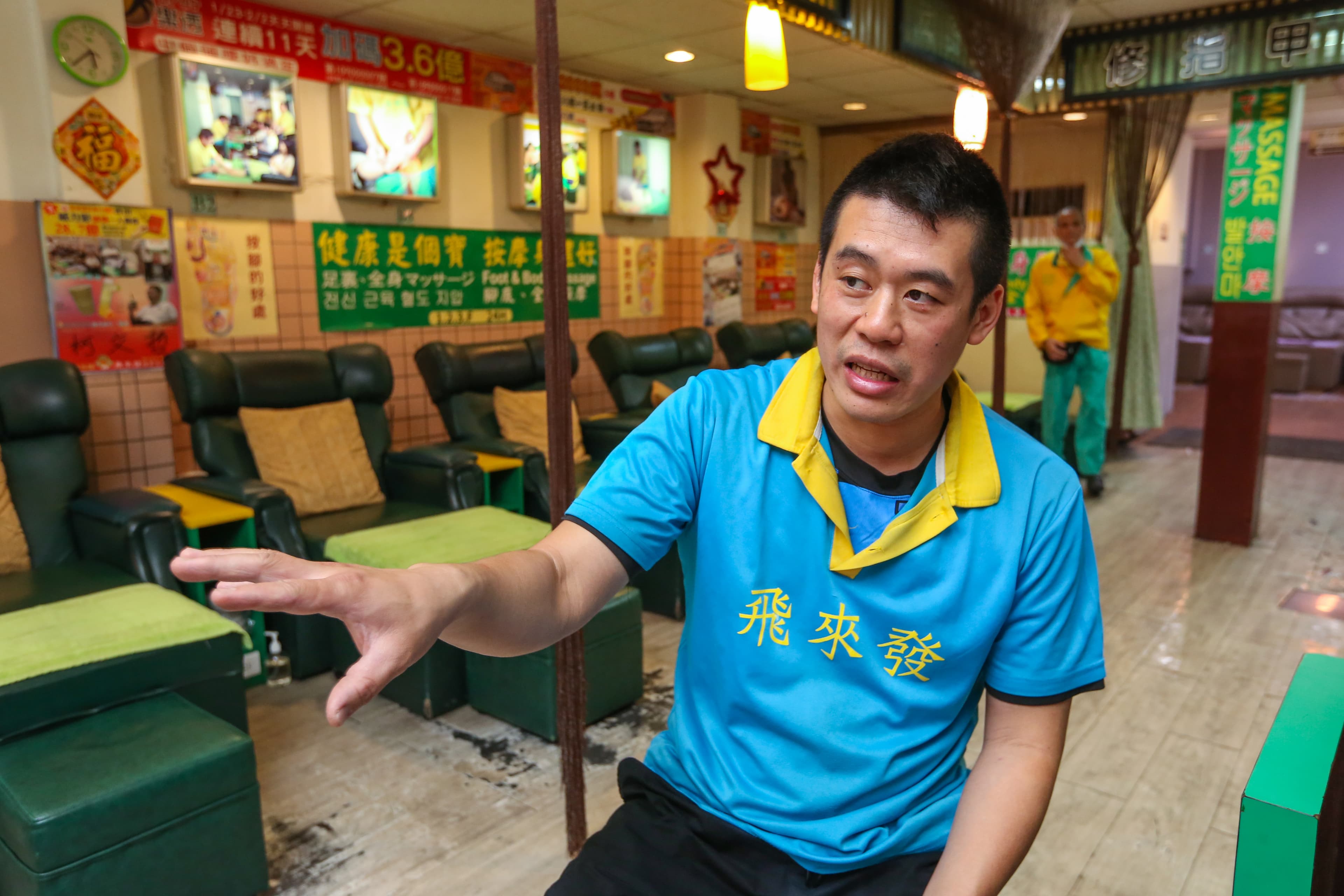 飛來發按摩店內連一個客人也沒有，店長直呼如今市況「恐怖」。