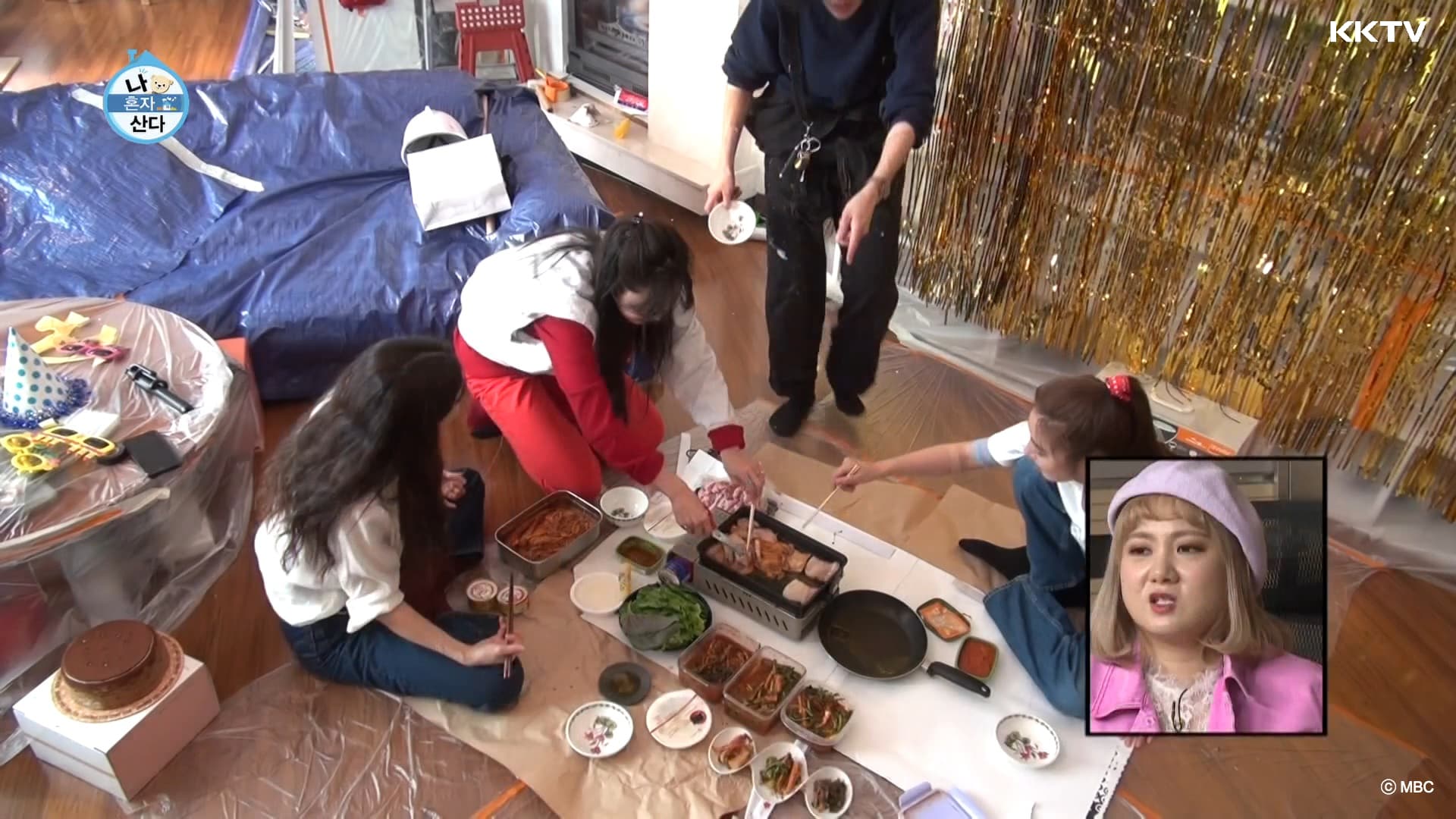 孔曉振（左二）與姐妹淘一起烤肉，採跪姿的她被笑說：「孔曉振向五花肉下跪了！」（KKTV提供）