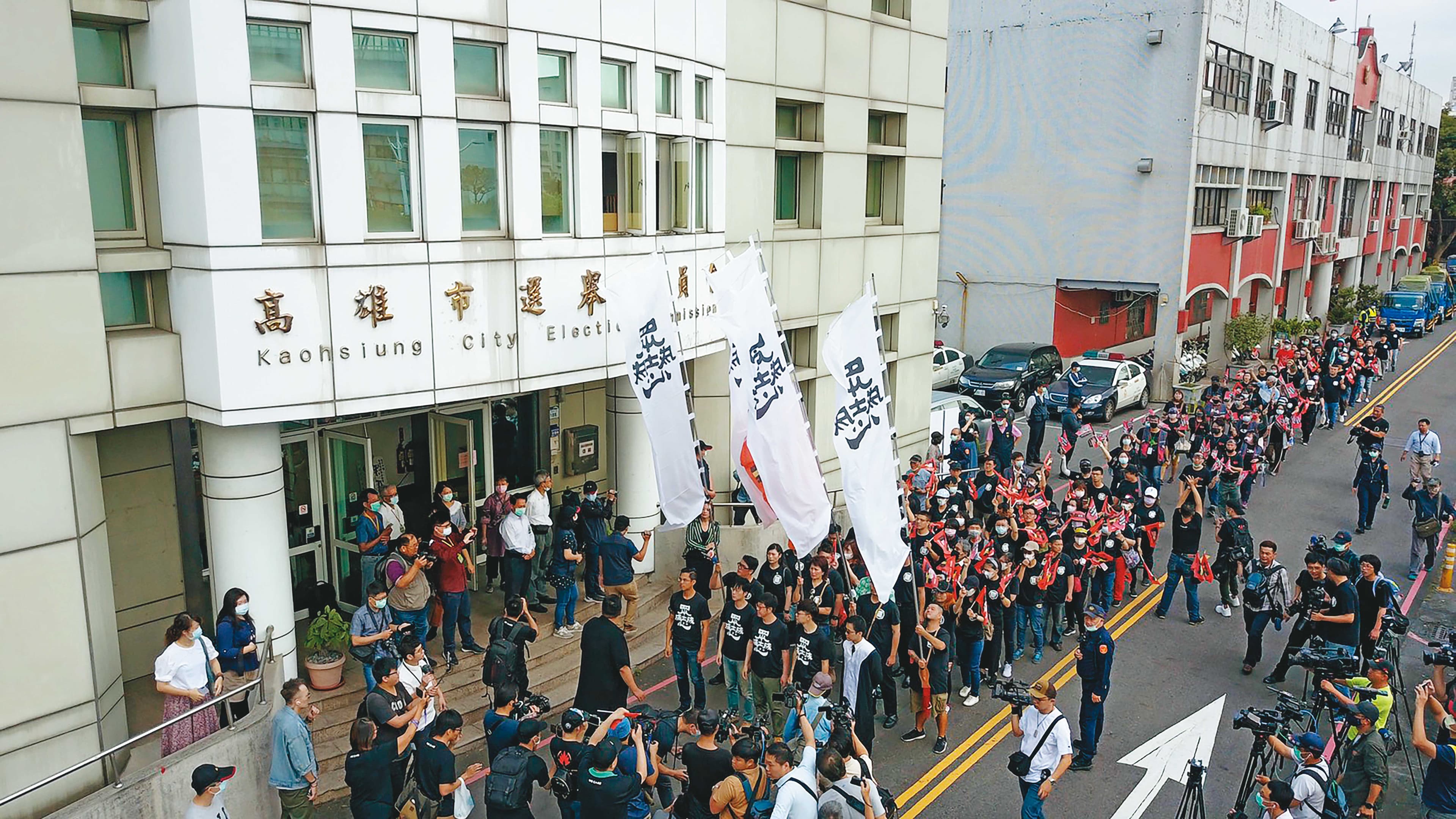 罷韓案第2階段連署通過後，將在6月中投票，若罷免成功，韓國瑜將成為首位被罷免的市長。圖為罷韓團體送件第2階段連署書。（Wecare高雄提供）