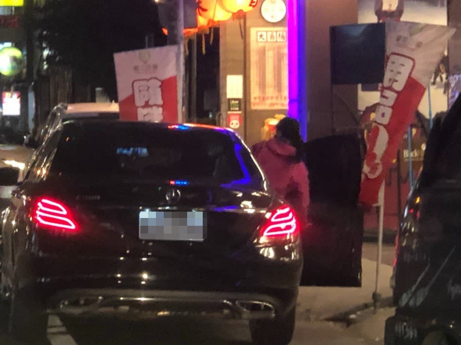 0409/19:16沈姓女上士搭上李志萍的賓士車，直奔摩鐵。