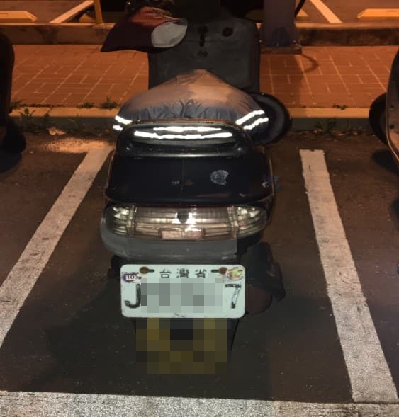 女上士的機車停在龍崗讀書館附近，直到11點多才回來牽車，回去軍營。