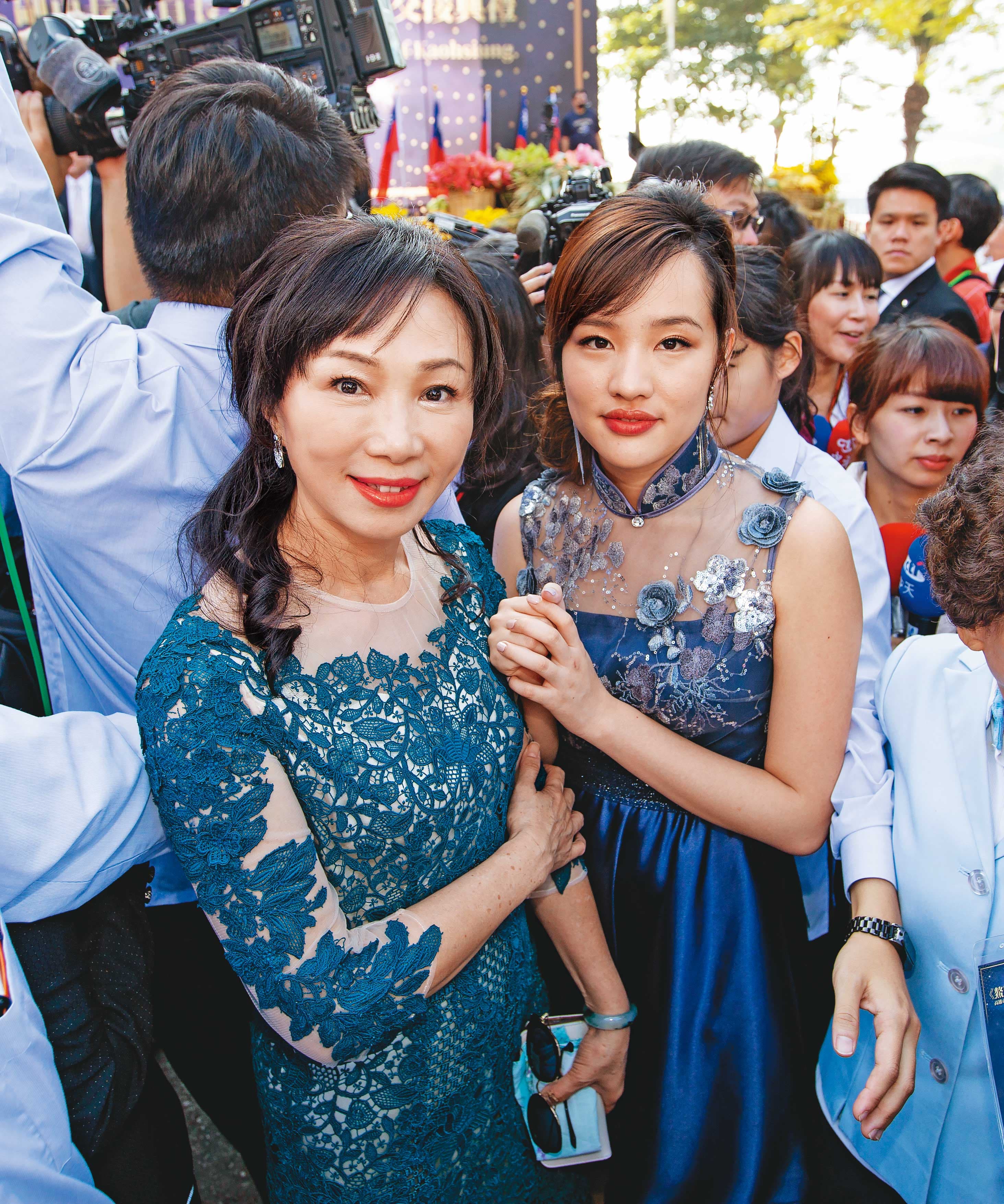 罷韓投票已成定局，韓國瑜市政、防疫兩頭燒，他最親密的家人李佳芬（左）及韓冰（右），默默在背後反制罷韓，替韓分擔壓力。
