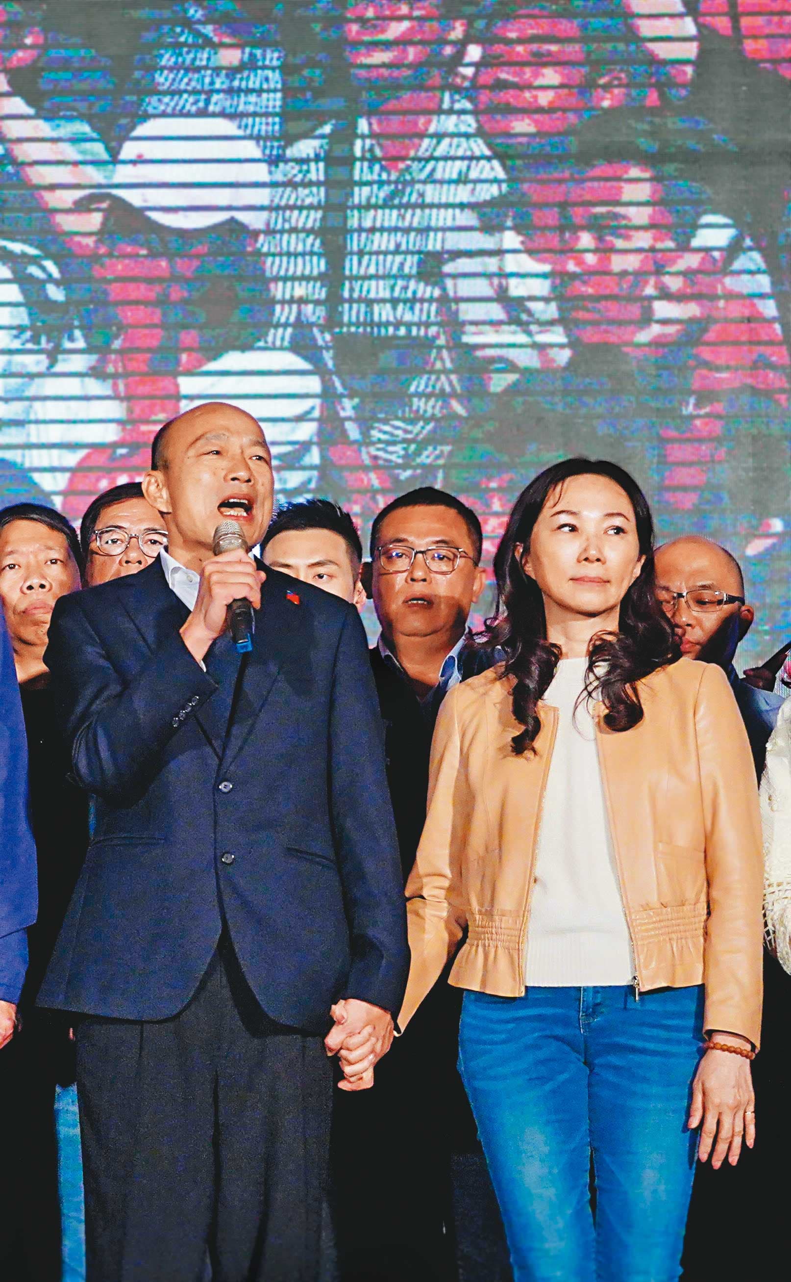 面對罷韓來勢洶洶，李佳芬（前右）救夫心切，盼替韓國瑜（前左）守住高雄。圖為2020年總統大選開票之夜。