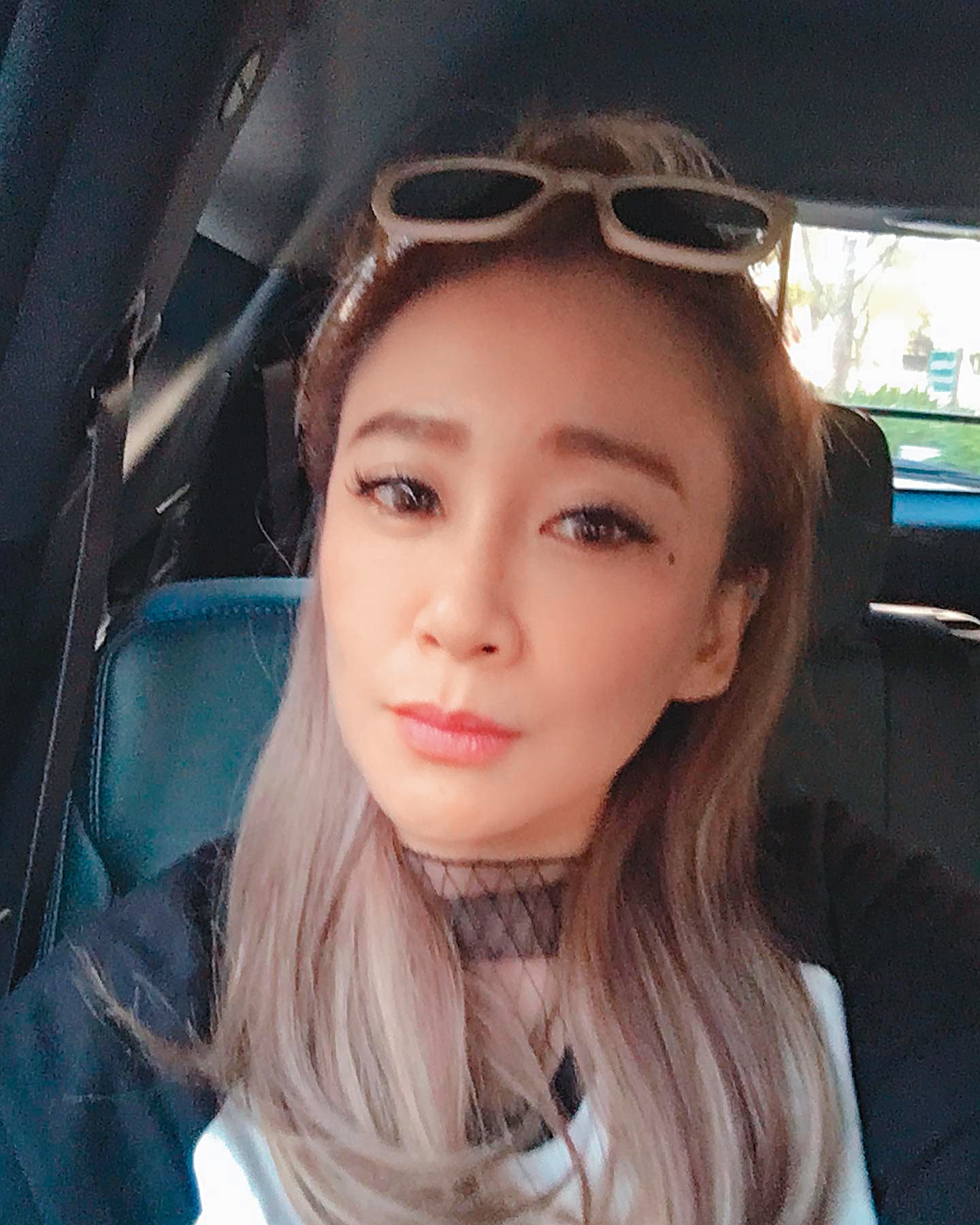 秀琴酒醉後，當眾硬要嘴對嘴餵食經紀人，還不小心讓甄莉跌倒。（翻攝自臉書）