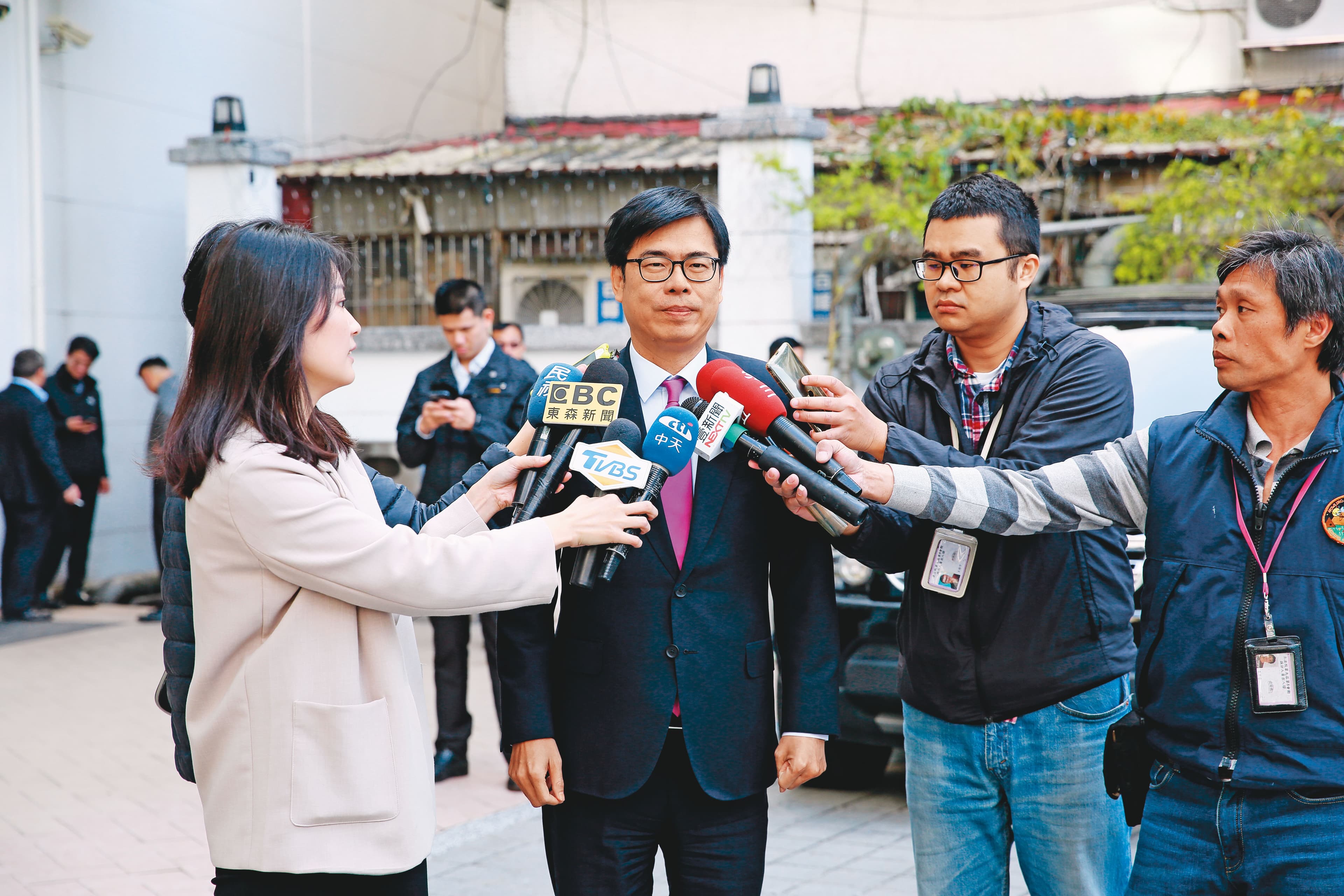 行政院副院長陳其邁（中）20年前擔任立委時，曾指控少龍是宗教流氓。
