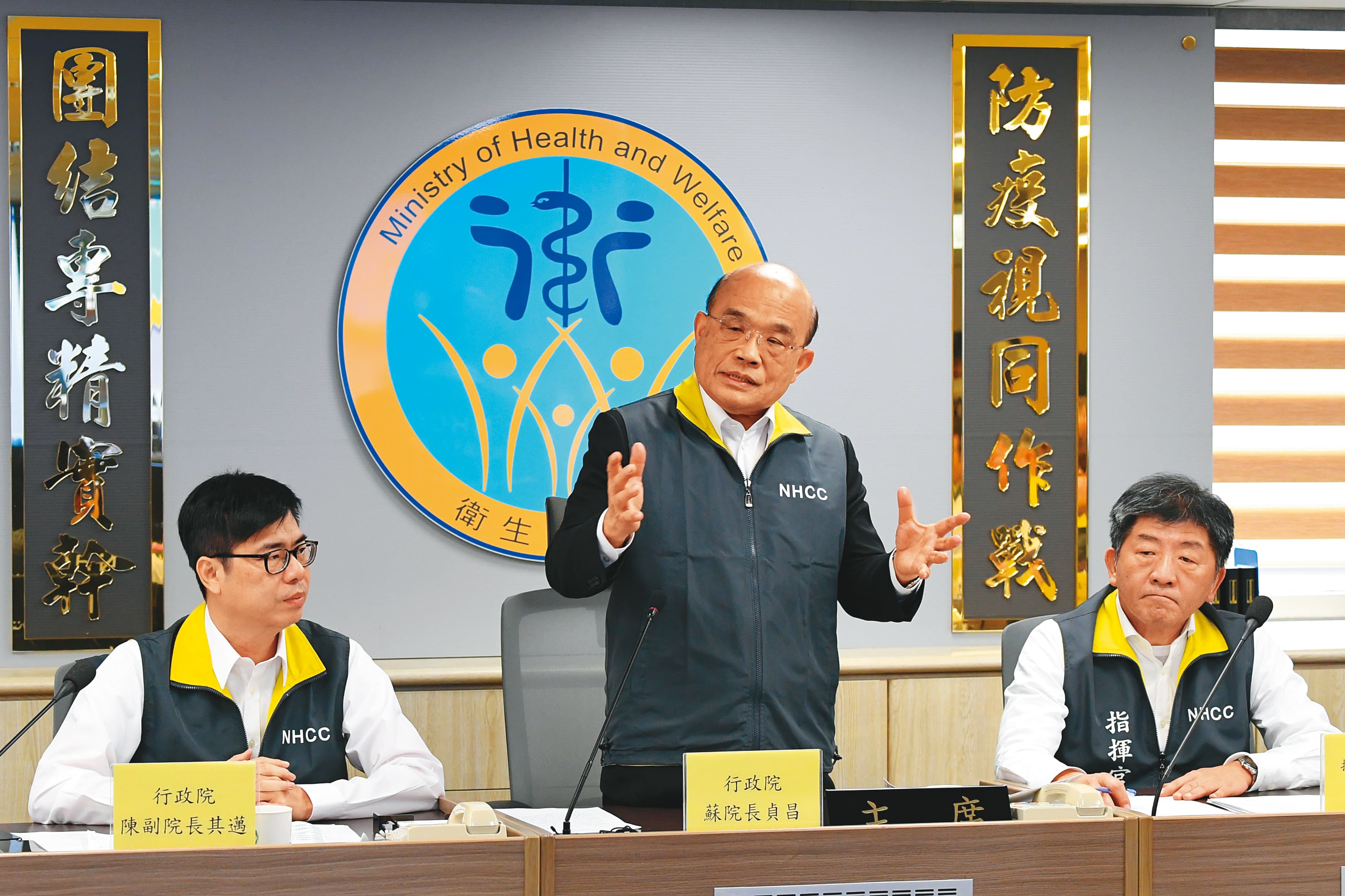 行政院啟動社區主動監測機制，高層除有防疫哨兵在社區第一線回報狀況，也會每天監看健保就診大數據，以了解疫情走向。（行政院提供）