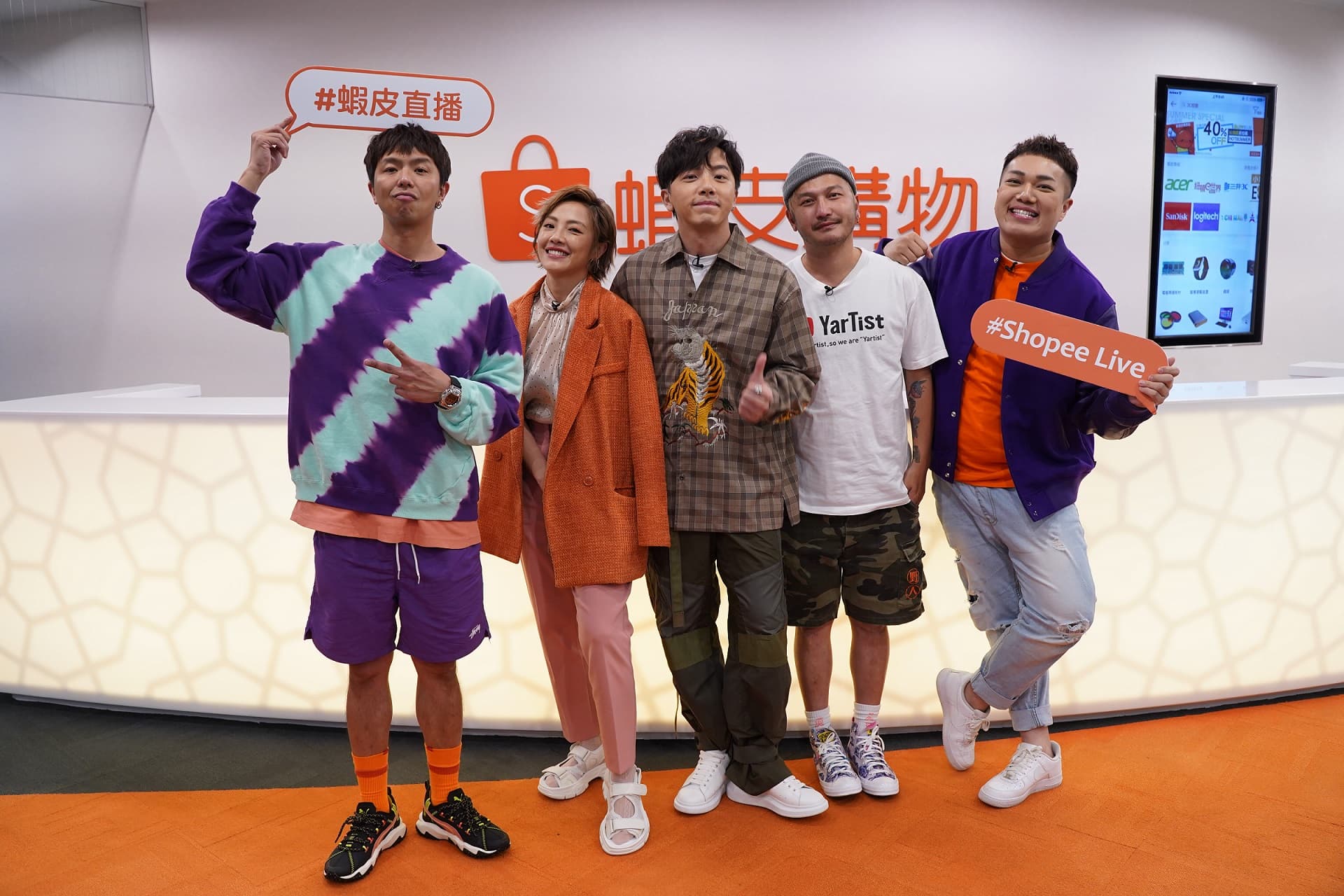 KID（右2）登場後大打感性牌，感謝黃鴻升（左1）、坤達（中）在自己當兵時幫忙撐住主持節目，也坦言「超怕被取代！」（蝦皮購物提供）