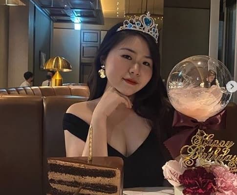 簡嘉芸瘦身成功之後，打扮愈來愈有成熟韻味。（翻攝簡嘉芸IG）