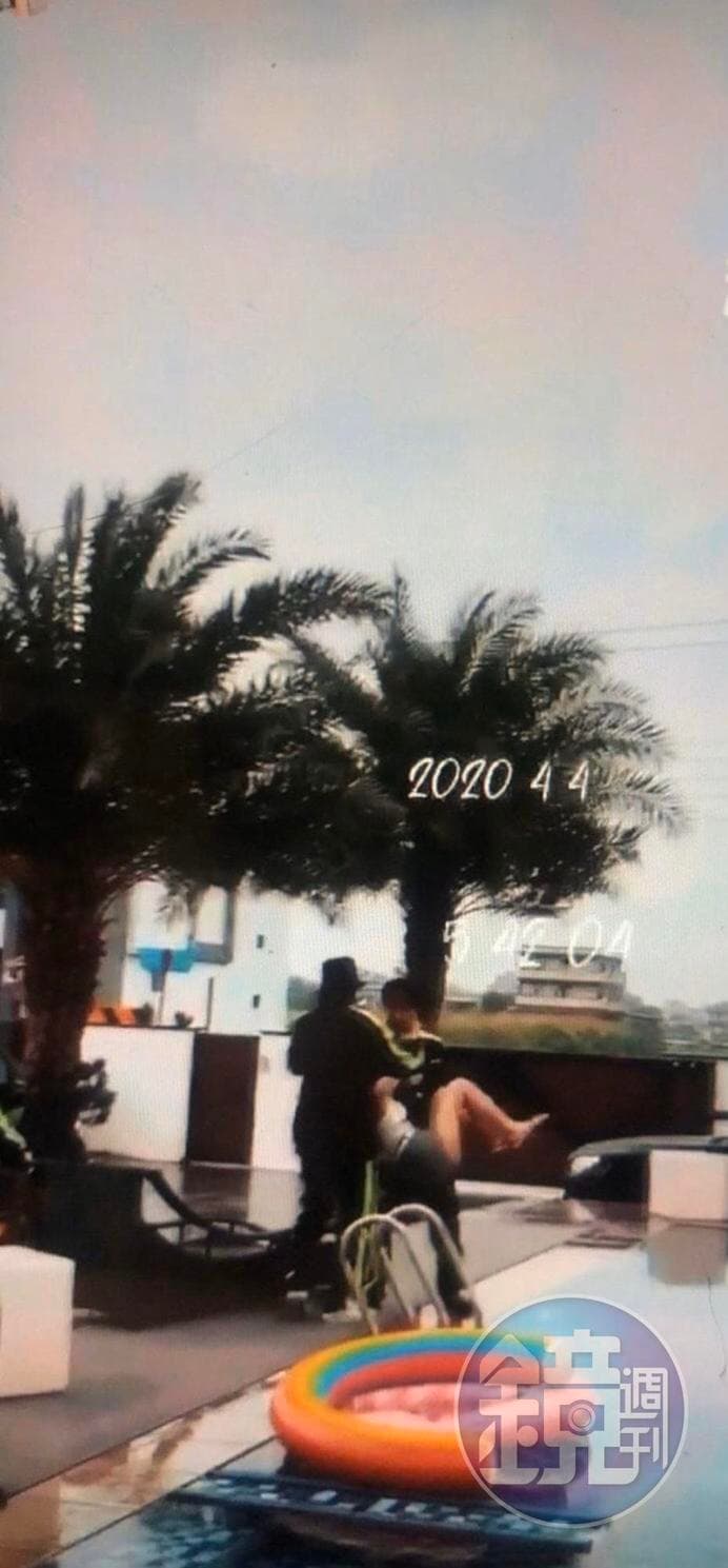 小豬（戴漁夫帽者）在4月4日連假的泳池趴，與友人把奶妹丟入泳池。（讀者提供）