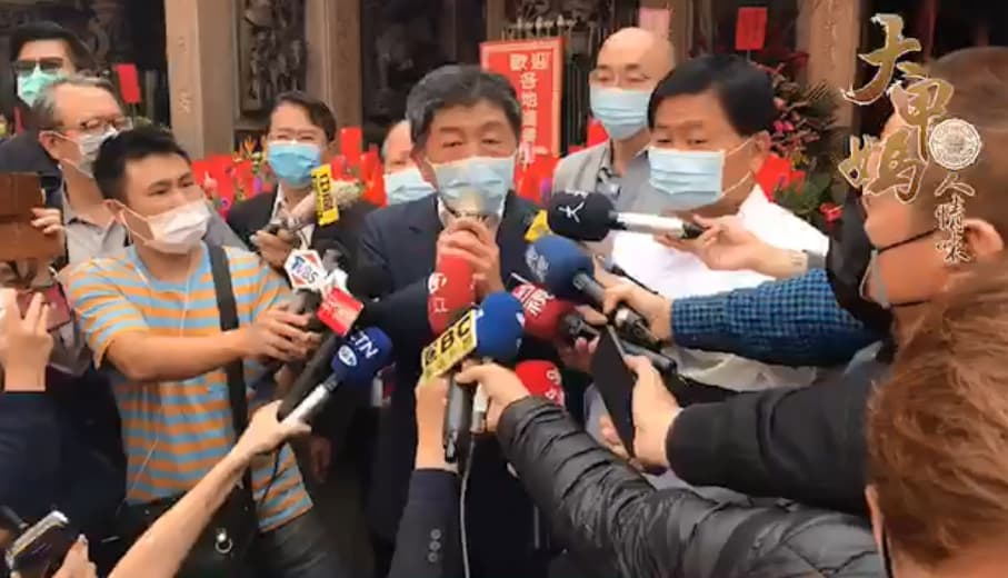 陳時中今天赴大甲鎮瀾宮參拜，並感謝顏清標配合防疫延期遶境。（翻攝自大甲鎮瀾宮【我愛大甲媽】臉書）
