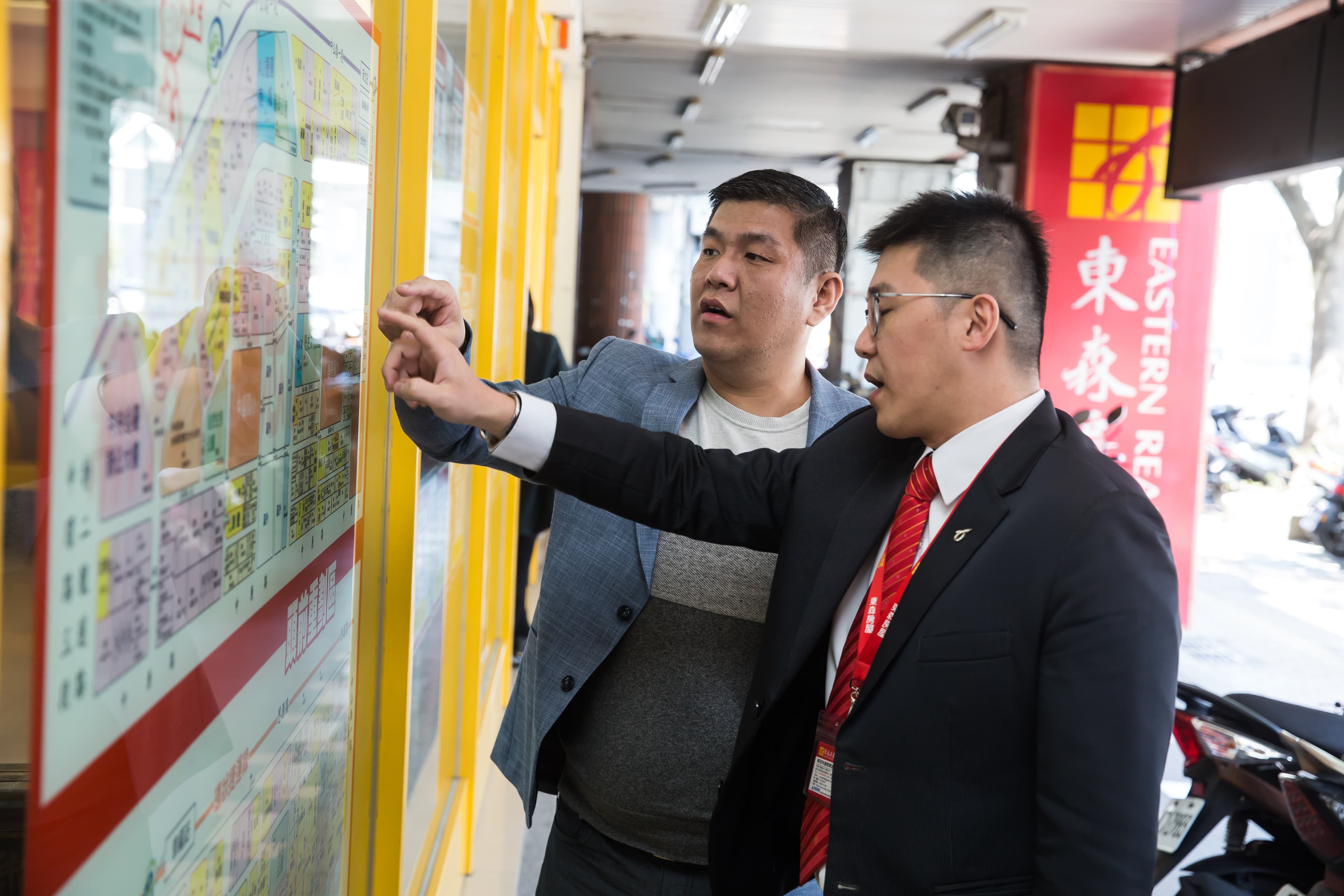  賴建程（左）當建商前已加盟東森房屋，在新莊有5家店頭，熟悉當地市場行情。