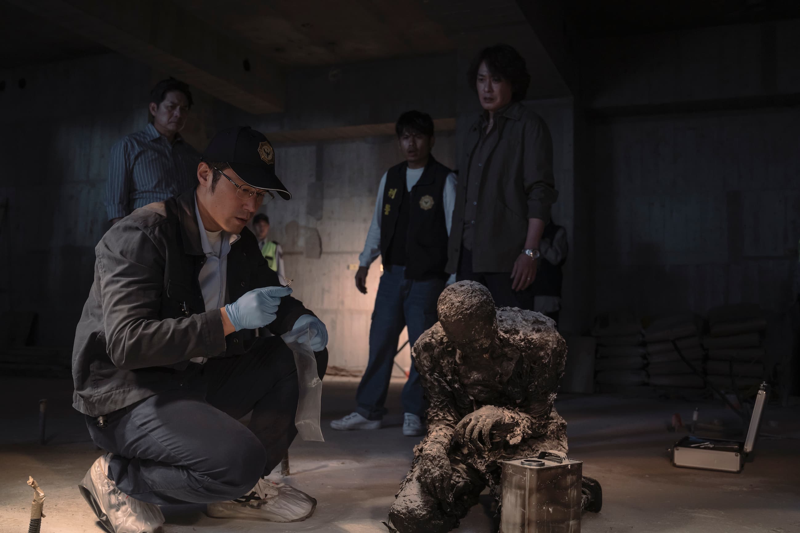 張孝全在Netflix《誰是被害者》鑑識焦屍。（Netflix提供）