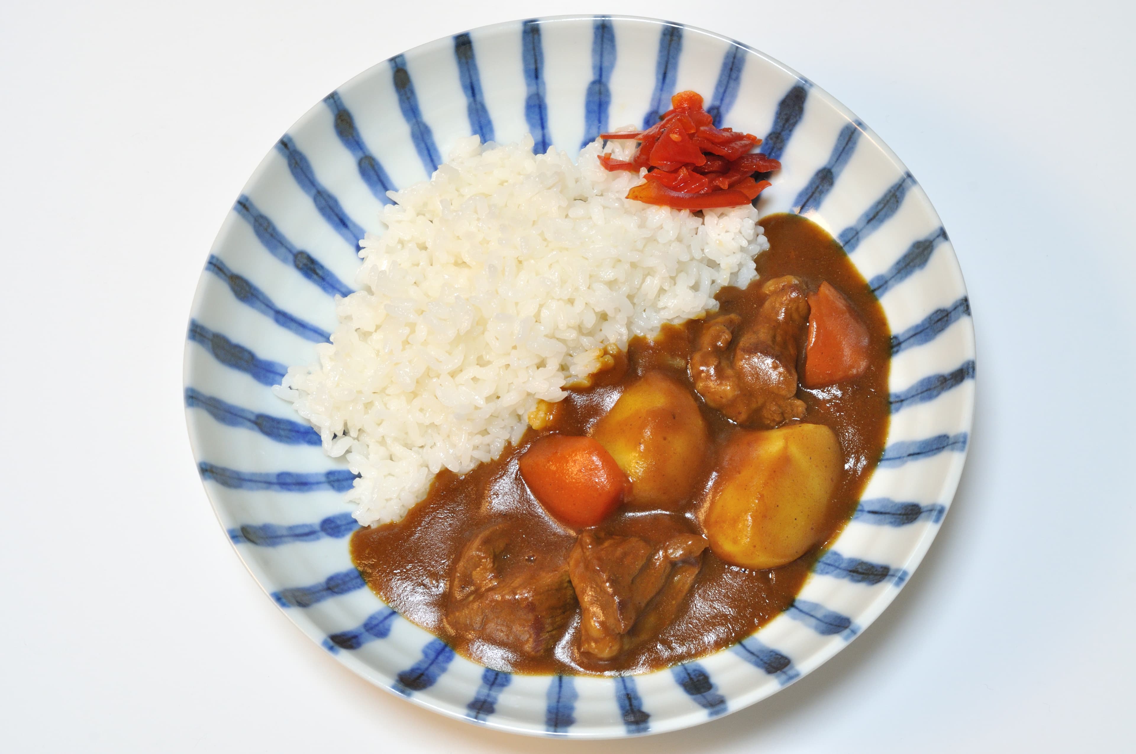 日式咖哩飯源自海軍伙食，起初是為了消化剩餘食材，在最後一個上班日中午煮成咖哩提供，現今日本海軍基地仍維持星期五中午固定供應咖哩的習慣。（翻攝自維基百科）
