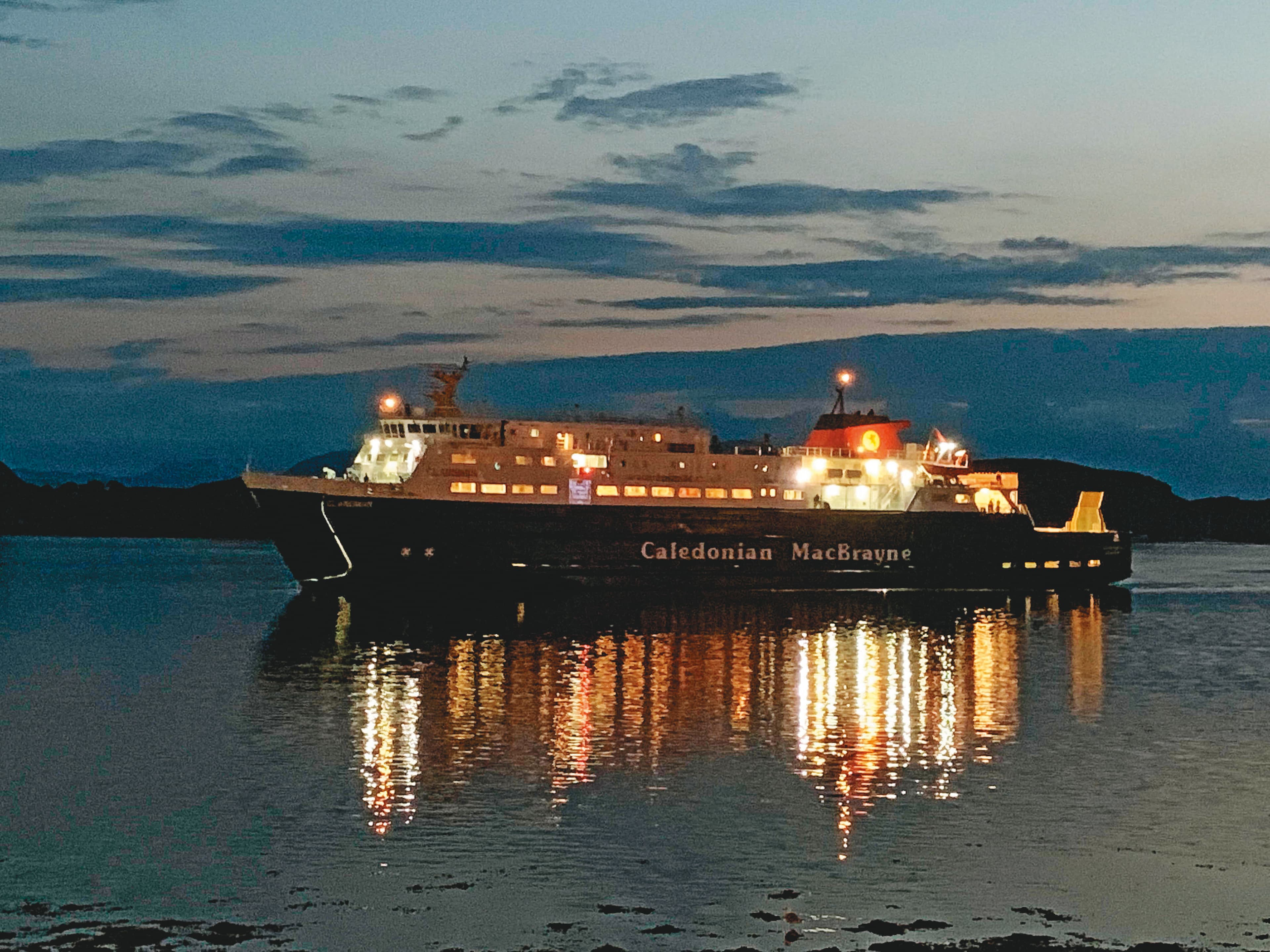 蘇格蘭最大的渡輪公司Caledonian MacBrayne（簡稱CalMac），旗下航線頗多，且相當舒適。