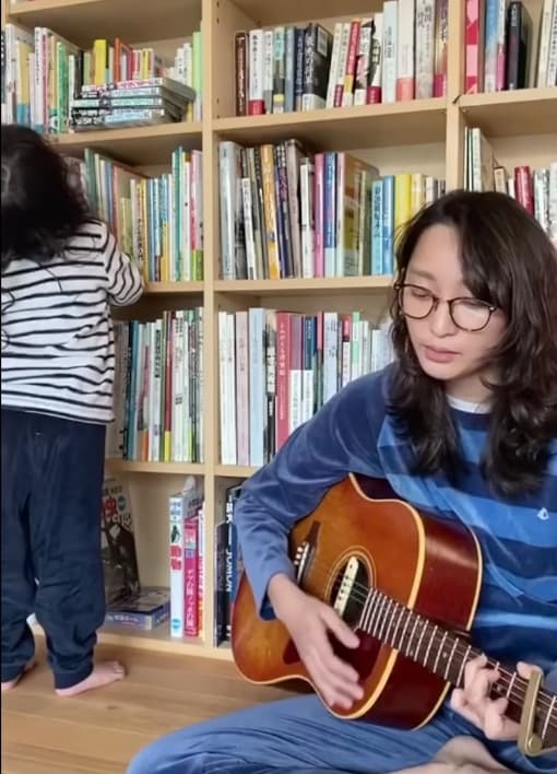 杏的女兒髮型跟她幾乎一模一樣。（截圖影片）