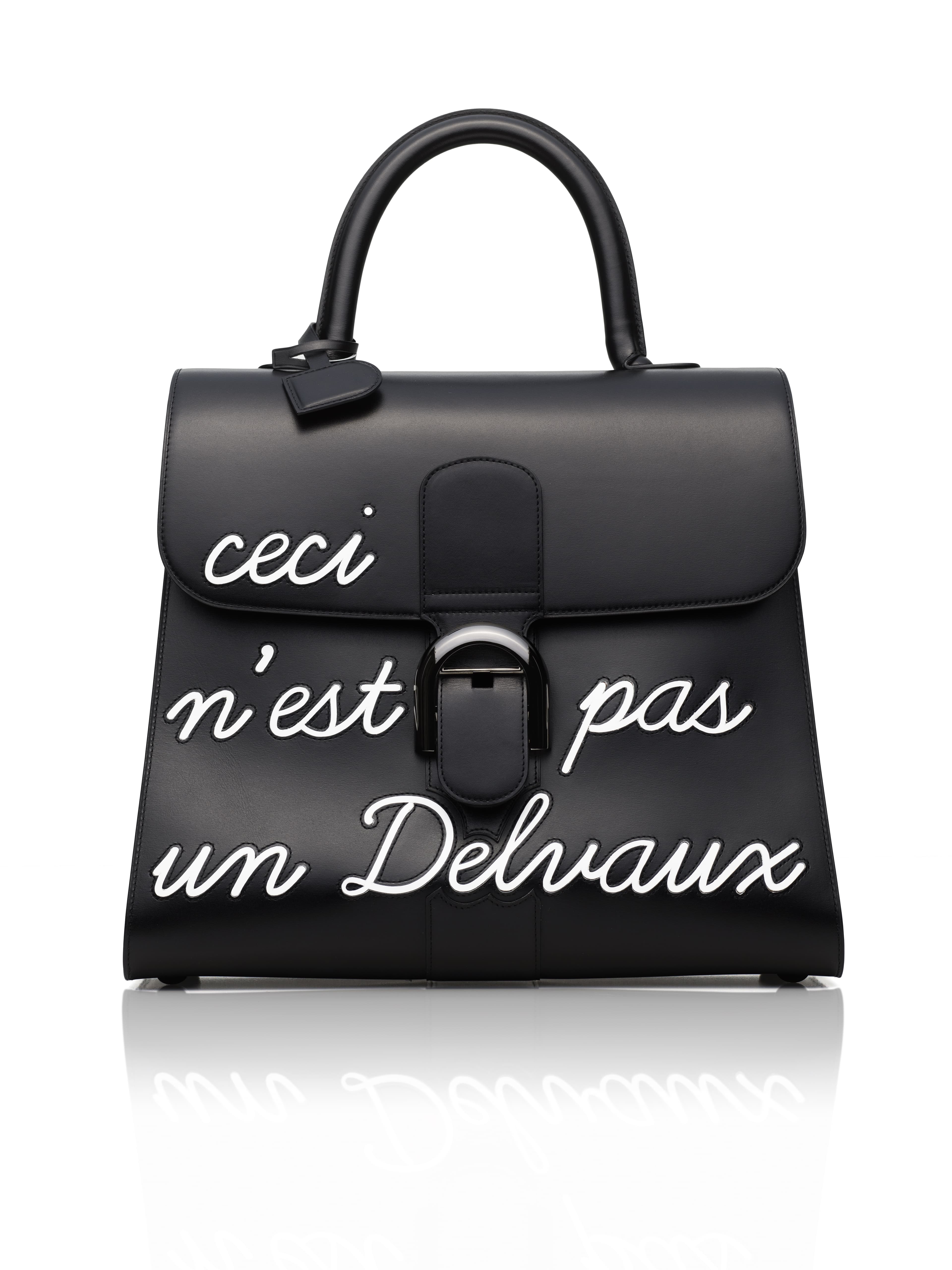 Magritte系列黑色L'Humour中型牛皮肩揹包NT$277,300。（DELVAUX提供）