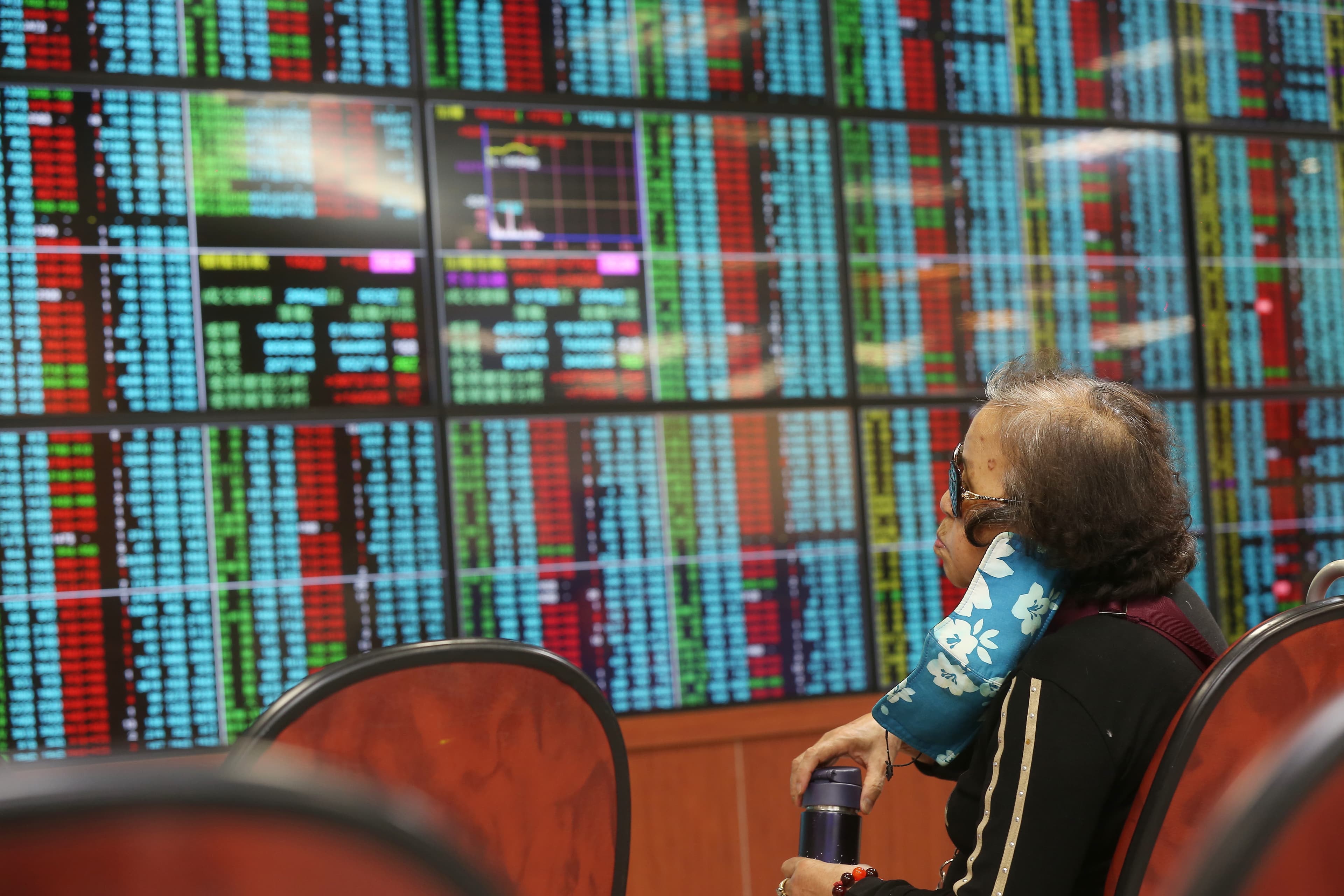 現階段市場資金充沛，各國疫情逐步和緩，若反應4、5月經濟數據疲弱股市回檔，可把握中長線布局機會。